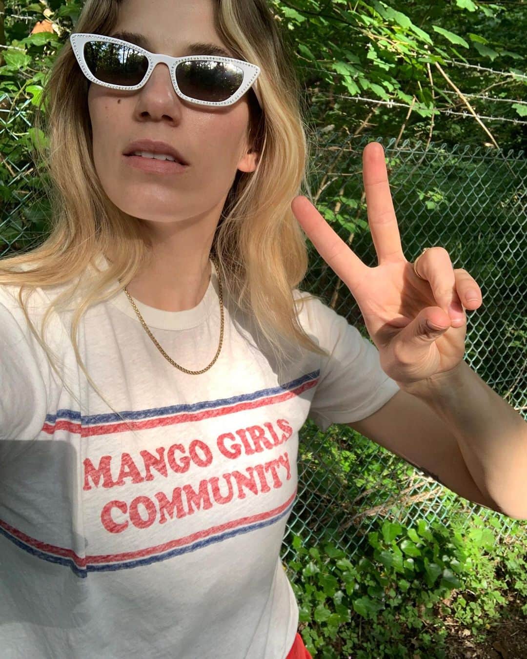 MANGOさんのインスタグラム写真 - (MANGOInstagram)「Extra! Extra!  We have created special t-shirts to celebrate our #MangoGirls Community.  Swipe to discover how @leiasfez @veronikaheilbrunner and @lifeofboheme wear theirs.  Now you can get them online and in selected stores and join the club! #MangoSS19 #Mango #MangoGirls」6月11日 20時35分 - mango