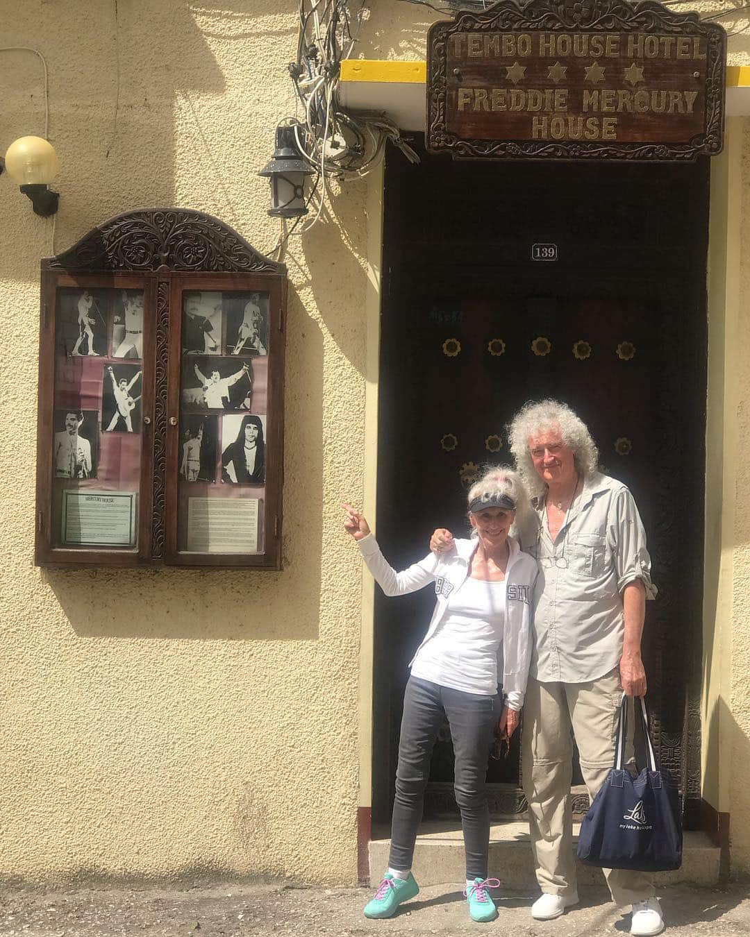 ブライアン・メイさんのインスタグラム写真 - (ブライアン・メイInstagram)「ZANZIBAR !!! Stone Town. This is the building where Freddie and his sister Kashmira lived when they were young.  A pilgrimage !!! Bri」6月11日 20時46分 - brianmayforreal