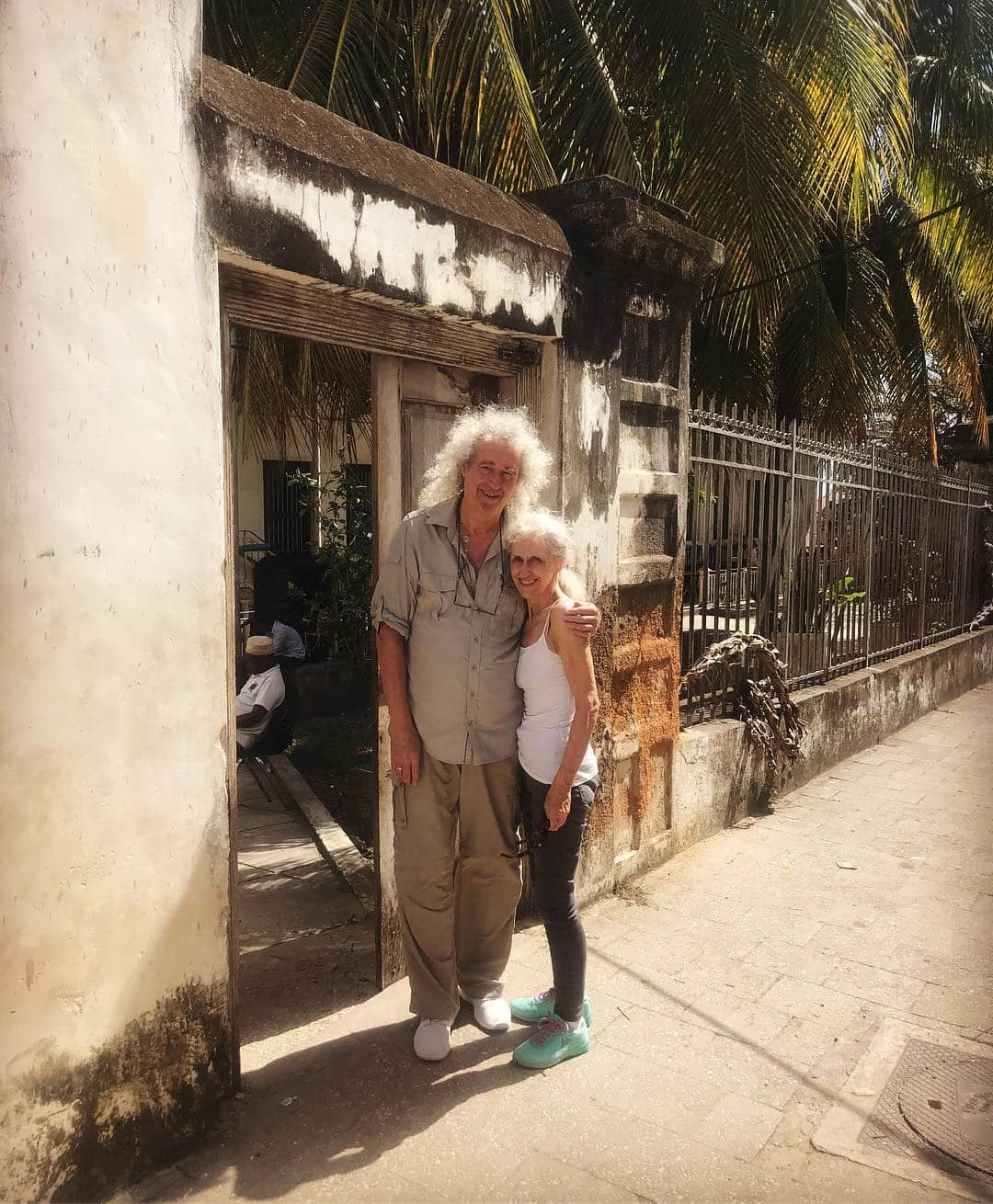 ブライアン・メイさんのインスタグラム写真 - (ブライアン・メイInstagram)「At Freddie’s school.  Under guidance from Freddie’s lovely sister Kashmira, and Abdul, our excellent Zanzibarian guide, we managed to retrace many of Freddie’s childhood steps. This something I dreamed of doing for many years.  Nice to share with you folks. Bri」6月11日 20時47分 - brianmayforreal