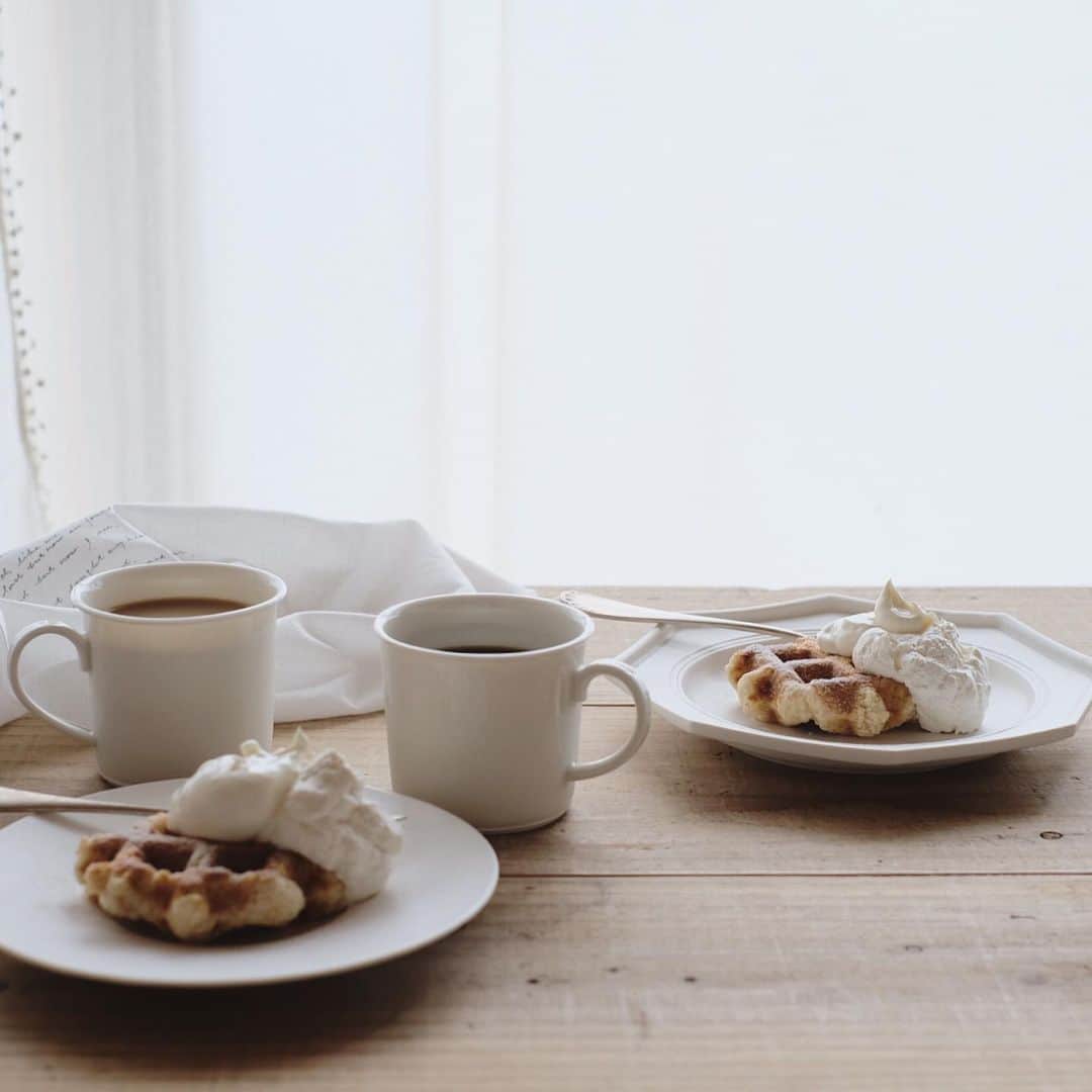 maggydaisyのインスタグラム：「_  instaをアップデートしたら 投稿しようと開くと「過去のこの日」が。 2年前の今日、デイジーが私を見てにっこりしていた。 予期せず見てしまって動揺  もう3ヶ月  まだ3ヶ月  #月命日 #濱岡健太郎 #card_ya #onthetable #waffle #waffles #ワッフル」