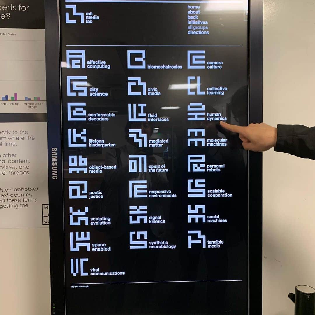 林信行さんのインスタグラム写真 - (林信行Instagram)「25年ぶりにMIT Media Labを訪問。 新しい地平を切り開き、世界をinspireし続ける唯一無二の研究機関。  前回の訪問はBeing Digitalの刊行前後、著者でLabの創設者で当時の所長のNicholas Negroponteさんのオフィスに直行でほとんど施設を見学できなかったのが、今回、その頃にMIT Média Labへ移籍するやTangible Media Groupを率いて、世界を驚かす研究を次々と発表した石井裕さん @ishii_mit そして @中垣拳 さんに施設を案内してもらう、という贅沢！ いつも講演や記事で紹介させてもらっているTangible Media Groupの研究。ただこれまでは日本で展示された研究しか見る機会がなく特にミラノデザインウィークのLEXUSのスポンサーで展示された「transForm」が見れなかったことが残念でならなかったのですが、今回、そちらの実物を石井先生自らにデモをしていただきました。  何よりこれまで一つ一つのプロジェクトを個別に映像で見ることが多かったのですが、同グループの研究成果が一箇所に集まって展示されているのをみて、それぞれの研究の成果がどのように積み上がっていったのかを肌で感じられたのは大きな収穫でした。  石井先生は、今年になりComputer Human Interaction研究者として最高の賞となるACM SIGCGI 2019 Lifetime Research Awardの21人目、日本を含むアジア人としては初めて受賞。コンピューティングの歴史を勉強したことのある人なら知らない人はいないDouglas Engelbart(よくマウスの発明者と紹介されますが、それよりはるかに多くを発明しています)、「誰のためのデザイン」のDon Normanなどのレジェンドが名を連ねている賞です。  1960年代、Douglas Engelbartが見せたビジョンが今のパソコンの世界をつくり(まだ実現してないビジョンもありますが)、Don Normanが’90年代にアップル社で熱心に説いていたdirect manipulationがタッチインターフェースの普及で当たり前になった今日ですが、これからdynamic shape displayなどに代表されるradical atomS の環境が21世紀中盤以降のデジタル社会を作っていくのではないでしょうか(Atom to bitの時代と、Bit to Radical Atomsの両時代にこの施設を訪問できたのは幸運)。 その時、その流れの震源地と言える場所で石井先生を始めとする多くの日本人が活躍していたことを日本の多くの若い世代に知ってもらい、奮い立ってもらいたいと思いました。 @ MIT Media Lab」6月11日 20時50分 - nobihaya