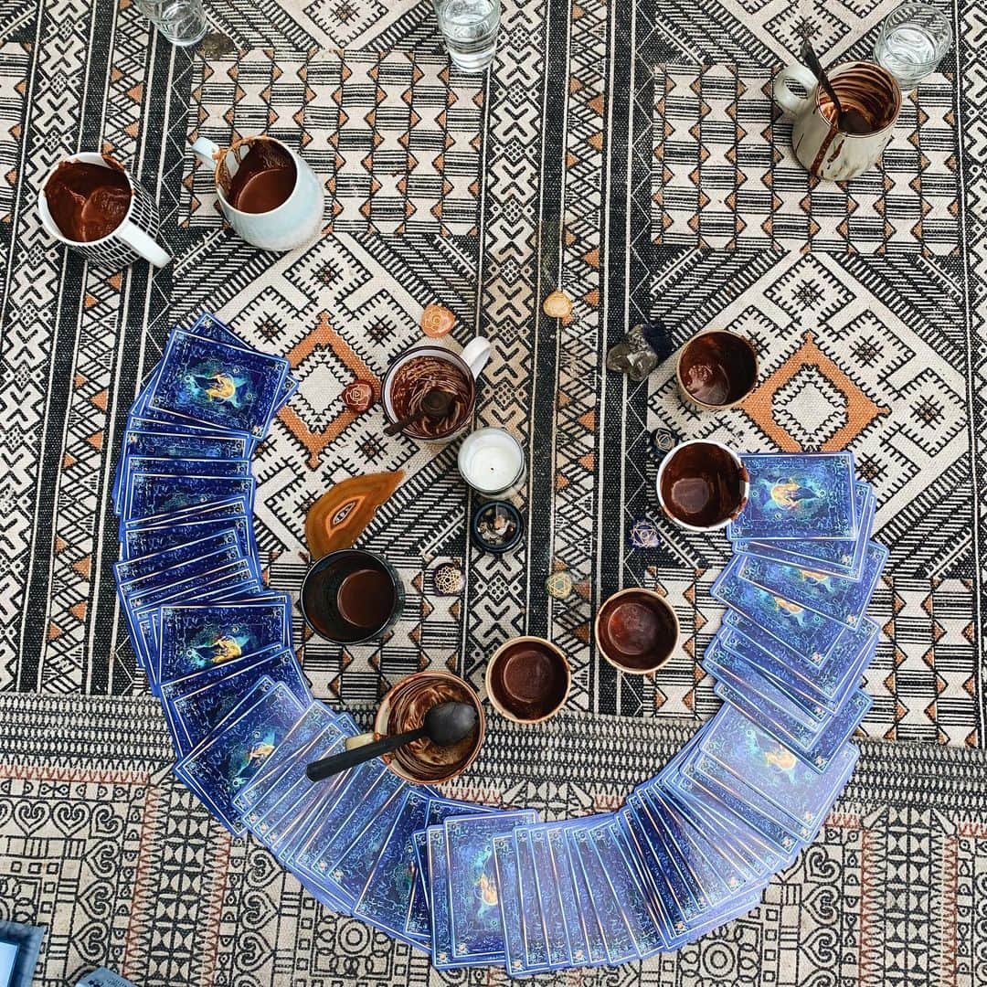 Amelia Zadroのインスタグラム：「Week 2/4 of our Summer TUNE IN series with @thecacaoclub at @we_are_vegan_everything “When I let go of who I am, I become what I may be” This Sunday our tribe multiplied by 5 to explore this theme through movement, meditation, cacao and sharing, it feels beautiful to be growing a community here in London of people who want to dive inwards to transform the work they’re doing in the outer world too. We’ve got a seriously awesome team of change makers brewing here and supporting each other 🌟🌟🌟 Grab a ticket via @thecacaoclub for next week’s journey into “How we can rise together” When we source and share our unique essence- there is no need for competition 💥」