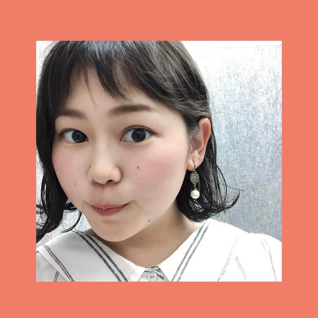 のインスタグラム：「.2週間程前に髪を切りました💇‍♀️ 美容院で、自分では難しい外ハネにセットしてもらい、嬉しくて家族に送った写真🤳 もう伸びちゃった🙄 #ショートボブ #外ハネ #2枚目は約1年前の私 #ロングだったな〜 #乾燥時間の圧倒的短縮 #夏は楽 #前髪がウネる季節到来 #梅雨」