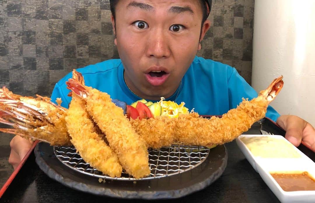 竹本カズキのインスタグラム：「【#九州縦断飯】 皆さんのいいねのおかげでこんな大きな皇帝海老が食べれました😋 ために貯めた食費をずどーんと！ 明日も美味しいもの食べたい🥺 【ルール】 走行距離1km×50km  いいね数×1円 リツイート数×5円 が2人の食費です！ #ポップライン #ポップラインのランニング魂  #九州縦断の旅 #マラソン #ランニング」