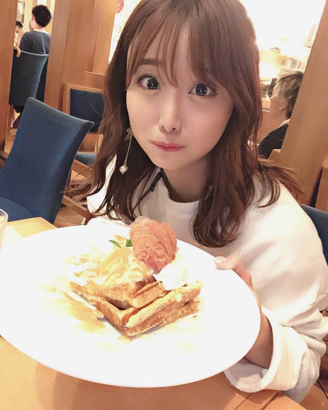 柴田阿弥さんのインスタグラム写真 - (柴田阿弥Instagram)「甘いものっ( ･⊝･ )💓 伊勢丹会館のカフェでワッフル食べました！夜遅い時間の甘いものの背徳感たるや、、🤤 ㅤㅤㅤㅤㅤㅤㅤㅤㅤㅤㅤㅤㅤ お昼ご飯とかを置き換えたら体の体重変わらないですよっ🤗お試しあれ〜！ ㅤㅤㅤㅤㅤㅤㅤㅤㅤㅤㅤㅤㅤ #新宿伊勢丹 #伊勢丹 #伊勢丹会館 #新宿カフェ #ワッフル #スイーツ #新宿スイーツ #甘いもの #新宿」6月11日 20時57分 - ayashibata0401