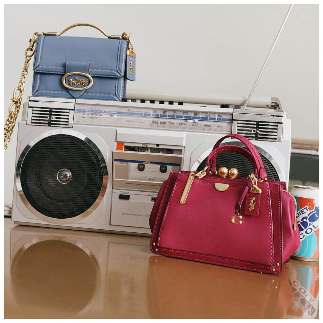 コーチさんのインスタグラム写真 - (コーチInstagram)「Bold beats, bright bags. The new Riley Top Handle 18 and the Kisslock Dreamer 21 add a punch of color to your summer style. #CoachNY」6月11日 20時59分 - coach