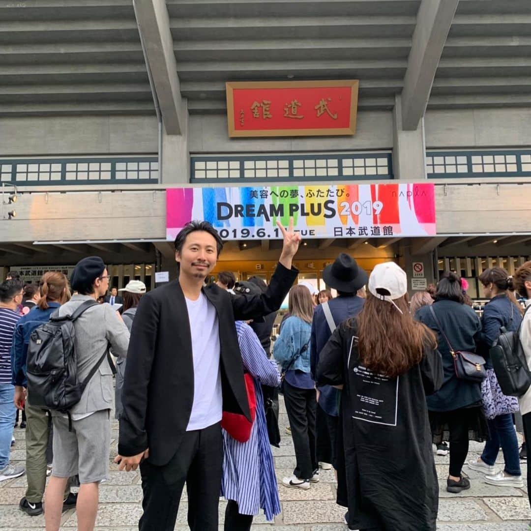 久保雄司さんのインスタグラム写真 - (久保雄司Instagram)「napla DREAM PLUS 2019 武道館🏆  恐縮ですが日本一を決める審査員をさせて頂きました！  長い時間考え  練習して  たくさんのことを この短い時間に詰め込んだ  緊張と、必死さ、その想いとデザイン  真剣に受け止めて  僕も真剣に審査させて頂きました！！ いやーー！  感動しました！！！ みんなの夢中な感じが本当に素敵で胸打たれました！  本当にありがとうございました🙏🏻 夢を持とう！ そして叶えよう！ 考えられることは全てできる！  美容師最高🏆  #ドリプラ2019」6月11日 20時59分 - six_kuboyuji