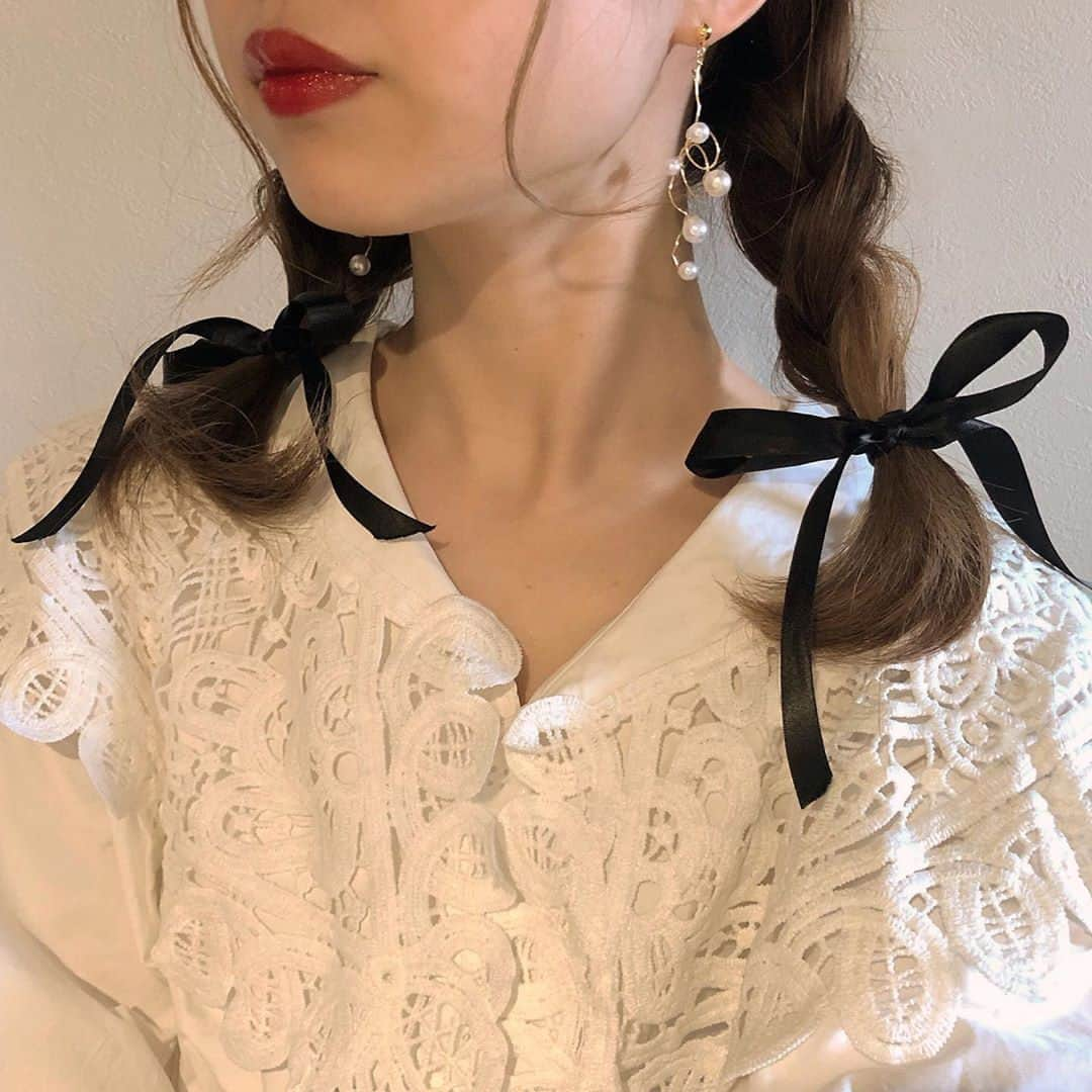 RiLiさんのインスタグラム写真 - (RiLiInstagram)「. 三つ編みに黒リボンでヘアアレンジ🎀🖤 お洋服に合わせてヘアを考えるのも楽しいよね☺♡ . . 写真は @hono1222  さん💕 ． . ❣ ❣ ❣ ❣ ❣ アプリやSNSで掲載させていただくお写真募集中😘📸 かわいいコーデやアイテム、注目スポットなどが撮れたら、#rili_tokyo  を付けて投稿❗ . #rili #ブラウス #コットンブラウス #三つ編み #リボンアレンジ #簡単ヘアアレンジ #パールピアス #お洒落さんと繋がりたい #おしゃれさんと繋がりたい」6月11日 21時00分 - rili.tokyo