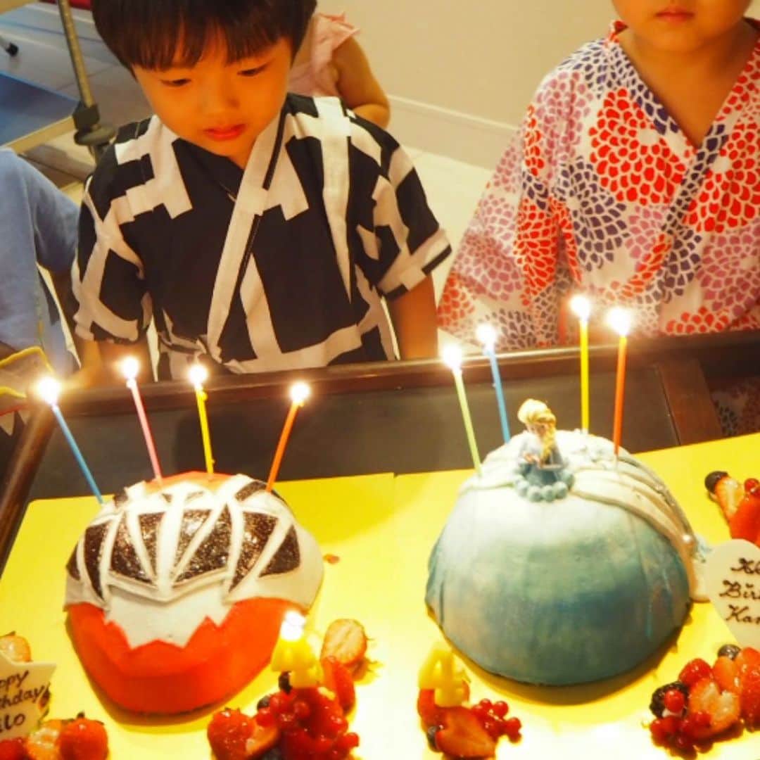 亀恭子のインスタグラム：「birthday party の思い出。 . . . 最近のケーキって クオリティがすごく高いですね❤︎ . . とある会では、 「祭」をテーマに。 . とある会では、 パフォーマーを呼んで、＋ボーリング . . . なんだか今年も何度もお祝いしましたがw こんな風に大人が張り切って色々準備出来るのもきっと あとほんの数年なんだろうな…と、 少しおセンチな気分で写真を見返しました。 . . 2週連続の週末パーティーで、 終了後ぐったり。 仕事の時はそこまでならないのに… kidsのpowerかな …歳ですかねw . . #myson #birthdayparty #withfriends #happy #thankyou」