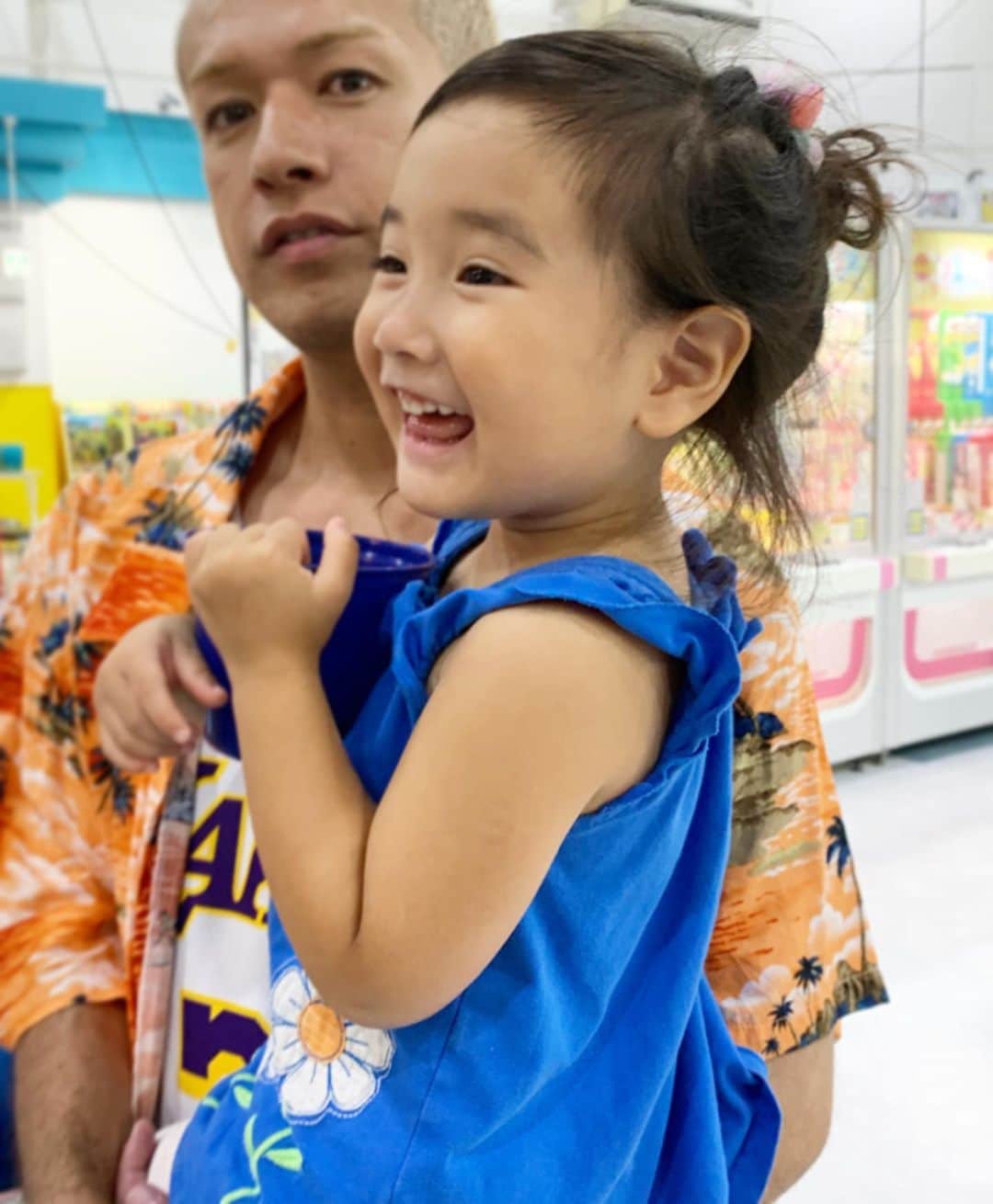 のインスタグラム：「最近土日も仕事で中々家族でお出かけが出来ずにいるので、昨日は映画(アラジン)を見に行きました❤️娘はアニメにもあるアラジンが海に落とされるシーンで泣き😭敵が怖くて泣き😭🤣笑 思ったよりしっかり物語を理解してるようでした☺️個人的にはウィルスミスのジーニー役🧞‍♂️が最高だったなぁ❤️ 映画見たあとは映画の半券でコインがもらえたのでコインゲームして(2枚目)プリクラを撮って帰りました😍(3枚目動画) 赤ちゃんのころ撮った依頼だったので娘も記憶には無く、落書きも出来てとっても楽しそうでした😆 娘が選んだのが韓国の？プリクラで曲も全て韓国で、TT歌えててびっくりした😂 とにかく目がずっとキラキラ輝いていたなぁ🥺🤩楽しかった！ #日記みたいになった #家族の日 #娘 #日夕佳 #女の子 #沖縄 #映画 #familyday」