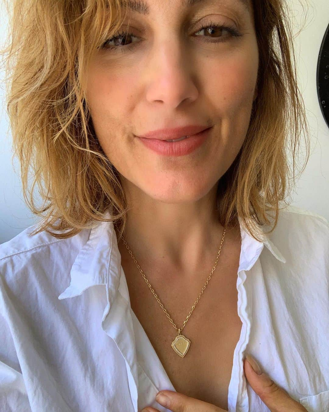 ジェニファー・エスポジートさんのインスタグラム写真 - (ジェニファー・エスポジートInstagram)「I’m so honored to be wearing such a powerful necklace- The Lioness necklace which all net proceeds directly support @unicefprojectlion to improve the lives of millions of orphaned children living in unthinkable conditions in India. With @unicefprojectlion created by @purvipadia  What does this symbol stand for?  A LIONESS is symbol of ferocity, bravery, and grace. The necklace is a shield which symbolizes protection and strength. By wearing this you not only claim your power as a women but your helping empower children in need of help for their future. Do you know someone who should wear this proudly?  I’m sure you do. #sharelove #helpothers. To buy check out link in my bio. Xx」6月12日 2時31分 - jesposito