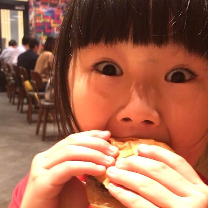 omatsuriccoのインスタグラム：「#今日のドルジ 2019.6.11 ・ おひさ！ 小学校にあがって、なれない出来事がたくさんです。 それでも毎日楽しそうに行って来まーす！と家を出る姿は逞しくなったなぁーと感慨深くなったり。 ・ この日は映画アラジンを見に久しぶりに父母ドルジで擬似ひとりっ子生活送ってきたよ🍿🎬📽 ・ ランチはドルジ希望のハンバーガー🍔🍔 もちろんフライドポテトつきでした💚 ・ とりあえず、アラジン良かった！ アニメに有るシーンはもちろん、無いシーンもとても良かった✨ ・ ジャスミンの気高さ、強さは今らしいなって思ったよ💙 今度は字幕でみにいきたいなー☽︎‪︎.*·̩͙‬」