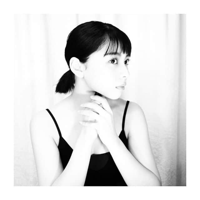 田中美麗さんのインスタグラム写真 - (田中美麗Instagram)「私のママさんは美容家なんだけど、 「一生たるまない顔を自力で手に入れました」（KADOKAWA）という本を出版してるくらいの美容おばけで、わたしも何か顔のこと、体のことで悩みがあったり、大切な撮影の前の日とかは頼っているんですけど、そんなママが、プロテインの次にマッサージ棒をプロデュースし作っちゃいました！ 『顔筋NANAマジックメソッド』っていう、ママの美容サロンでやってる簡単な初級コースを再現した一本になりました。  今までの一般的な 顔のマッサージ法とは大違い。  ママが開発した今までにない特別な美エイジレスメソッドなんです！  耳と首と鎖骨の基本マッサージ ・二重あご ・顔の輪郭 ・頬のたるみによるほうれい線の影 ・ゴルゴ線 ・頬骨付近のお肉の下がり、たるみ ・瞼の下がり、目スッキリぱっちり ・おでこのシワ ・眉間のシワ ・顔のむくみ ・小顔効果 ・肌のくすみ ・頬骨付近の肌ハリ、リフトアップ  などなど… 顔の悩みは尽きませんよね〜 毎回毎回、高額なエステに通ってその都度ケアするよりこれ一本でマッサージするだけで、顔周りスッキリするから私も毎日バッグに入れて、暇さえあれば使っています(^^) こちらのセットには 私がモデルを務めました、やり方のテキストブックと肘当てパット、マッサージ棒になります。 チラシにはWEB動画レッスンを見るQRコード付きになっています！  お値段 33800円  もしご購入されたい方はDM、メッセージを送ってください。  #美容 #美容好き #エステ #美容グッズ #親子 #beauty #usa #海外」6月11日 21時11分 - mirei_tanaka_