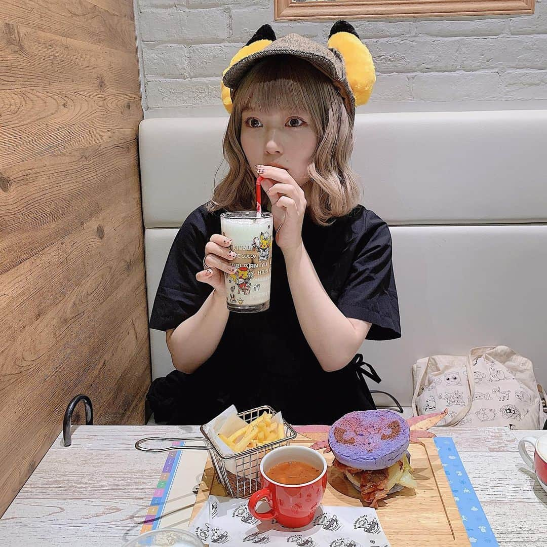 古関れんさんのインスタグラム写真 - (古関れんInstagram)「4回目？のポケモンカフェ🍔﻿ 今回はエーフィのハンバーガーと﻿ カフェラテはプリンちゃん。﻿ ﻿ 帽子はゲームセンターでとった﻿ 名探偵ピカチュウ帽なんだけど耳が倒れやすい﻿ から、自分で縫い直して立ち耳にしたやつ﻿ 一生ポケモン好き、ポケんちでたい﻿ ﻿ #ポケモンカフェ﻿ #pokemoncafe﻿ #名探偵ピカチュウ」6月11日 21時11分 - renkoseki