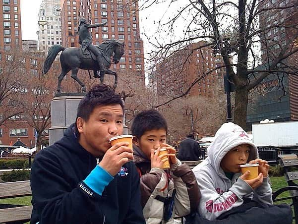 阿部裕幸さんのインスタグラム写真 - (阿部裕幸Instagram)「10年前のNY旅写真😊 友人のAJ加藤くんとまだ中学生だった龍人と拳斗といったNY旅..楽しかったなぁ 10 years ago NY trip photo. @shinichirokato @d_b_ryuto1127 @christianmontes76  #aacc #nyc #roninathletics #freind #ny旅 #10年前」6月11日 21時14分 - abeani111