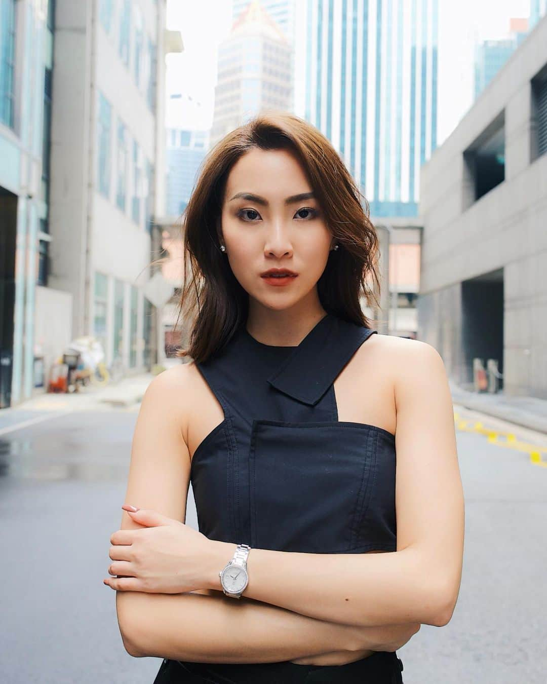 ソニアさんのインスタグラム写真 - (ソニアInstagram)「Anywhere can be turned into a photoshoot location, including a sketchy alleyway 👽 T-13 days to another adventure with @tagheuer! It’s been an exciting few days on the back of my vacay, but for now I’m heading back for a hot, home cooked dinner and my bed 💤  #dontcrackunderpressure PC: @nicolequek」6月11日 21時16分 - soniachew