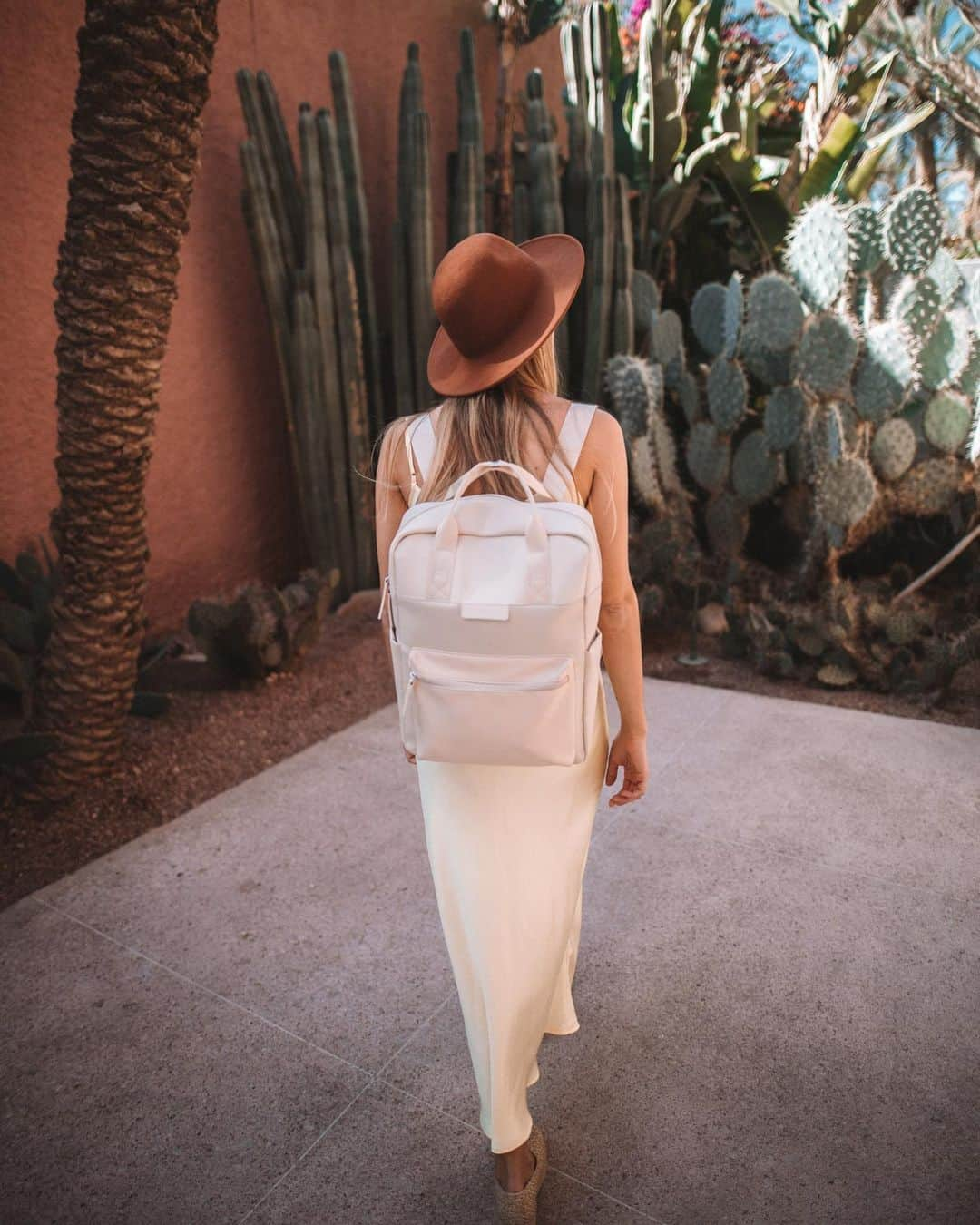 Kapten & Sonさんのインスタグラム写真 - (Kapten & SonInstagram)「'Dreaming of summers that last forever.'☀️ @nat_al_ie explores Marrakech with our beautiful Bergen Sandstone! ✨ #bekapten #kaptenandson⠀⠀ .⠀⠀ .⠀⠀ .⠀⠀ #backpack #travelpassport #travelmood #travelwithus #traveltherenext #travelpassion #travelphotooftheday #instavacations ⠀⠀」6月11日 21時19分 - kaptenandson