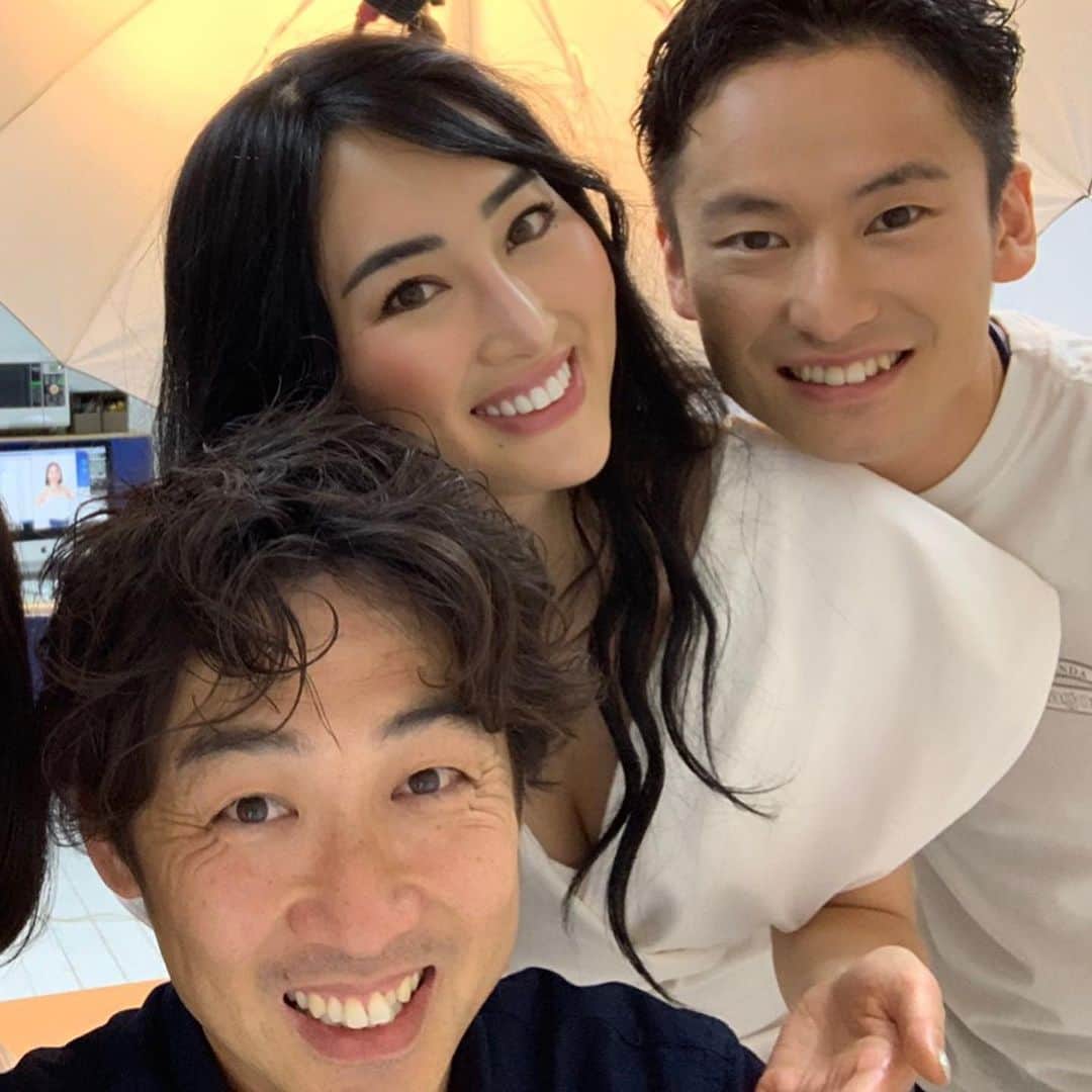 筒井菜月のインスタグラム：「【人生を変える1枚☆開運写真家木村さん】  私達の結婚式の撮影の前撮り・当日の撮影は全てカメラマンの木村智さんにお願い致しました✨  私が木村さんにお会いしたのは5年前。 カメラの前で笑顔を作るのが苦手な、自分に自信が無い21歳の頃でした。  撮影の日にバタバタと慌てて現れた私に木村さんはあたたかい笑顔で接して下さり、私の緊張も全て解きほぐれたのをよく覚えています(o^^o)  その時に撮影して頂いたお写真でミスインターナショナルに応募したところ、日本代表になる事が出来ました‼️ 更に木村さんに世界大会前に撮影して頂いたお写真でマッチングアプリに登録し婚活をしていたところ、なんと世界中の10万人以上から「イイネ！」が届きました。 →3枚目、4枚目  そして夫に「超イイネ！」を頂き、今に至ります✨😊✨ 木村さんのお写真はただ綺麗に写すだけでは無く、被写体の内面からの魅力を200%引き出してくれるんです😍  木村さんのお写真には人生を開運出来る力があると確信しています‼️ 開運カメラマン木村さんに、素敵なお写真を撮影して頂きたい方、詳細はこちらの木村さんのアカウントにお問い合わせください💁‍♀️ @aps_kimura  #木村智 #結婚式 #marriage #結婚 #開運カメラマン #開運写真 #写真 #プロフィール #プロフィール写真 #婚活 #ミスコン #ミスインターナショナル #開運道アドバイザー #筒井菜月 #missinternational #profile #picture #happy #love #family #smile #beautypageant #model #memory」