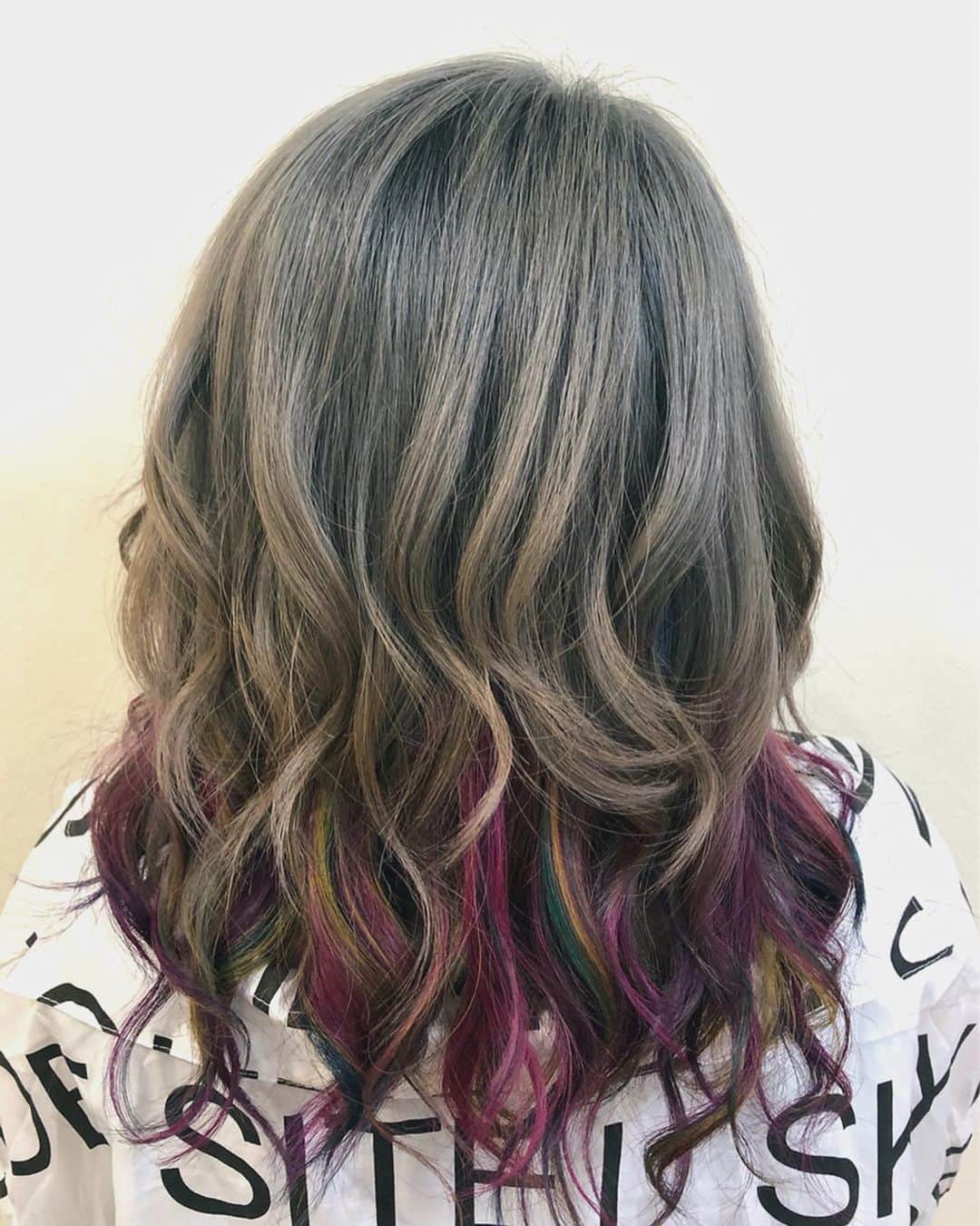 salon PRATiNO(サロンプラチノ)のインスタグラム：「. 🌈レインボーカラー🌈. . インナーカラーがレインボー🌈🌞 沢山色んな色を使い派手に❣️ でもインナーなのでイカツすぎず 可愛くおしゃれに仕上がっています💗 . . 【CLAVIS PRATINO】 ◇月曜日～土曜日 11:00～20:00 ◇日曜日 11:00～18:00 ※時間外はお問い合わせください。 愛知県名古屋市中区錦3-4-19石垣ビル７Ｆ ☎︎052-962-7017 . . #hairstyle #hair #cornrow #clavispratino #pratino #hairsalon #FIBREPLEX #nagoya #haircolor #love #特殊ヘア #ブラックヘア  #コーンロウ #ブレイズ  #派手髪 #ヘアカラー  #外国人風カラー#バレイヤージュ #グラデーション  #美容室 #ヘアサロン #クラビスプラチノ #名古屋 #栄 #錦」