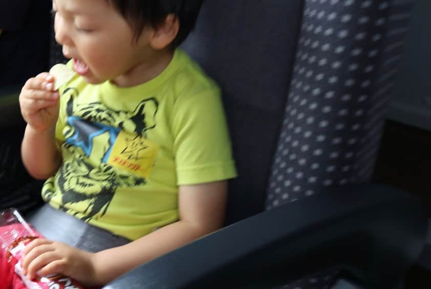 歩りえこさんのインスタグラム写真 - (歩りえこInstagram)「バスツアー車内にて♪﻿ ﻿ #オリオンツアーズ﻿ #オリオンツアーの日帰りバスツアー  #オリオンツアー  #オリオンツアーバス  #バスツアー #日帰り #子連れ旅 #年子 #群馬 #歩りえこ」6月11日 21時20分 - riekoayumi