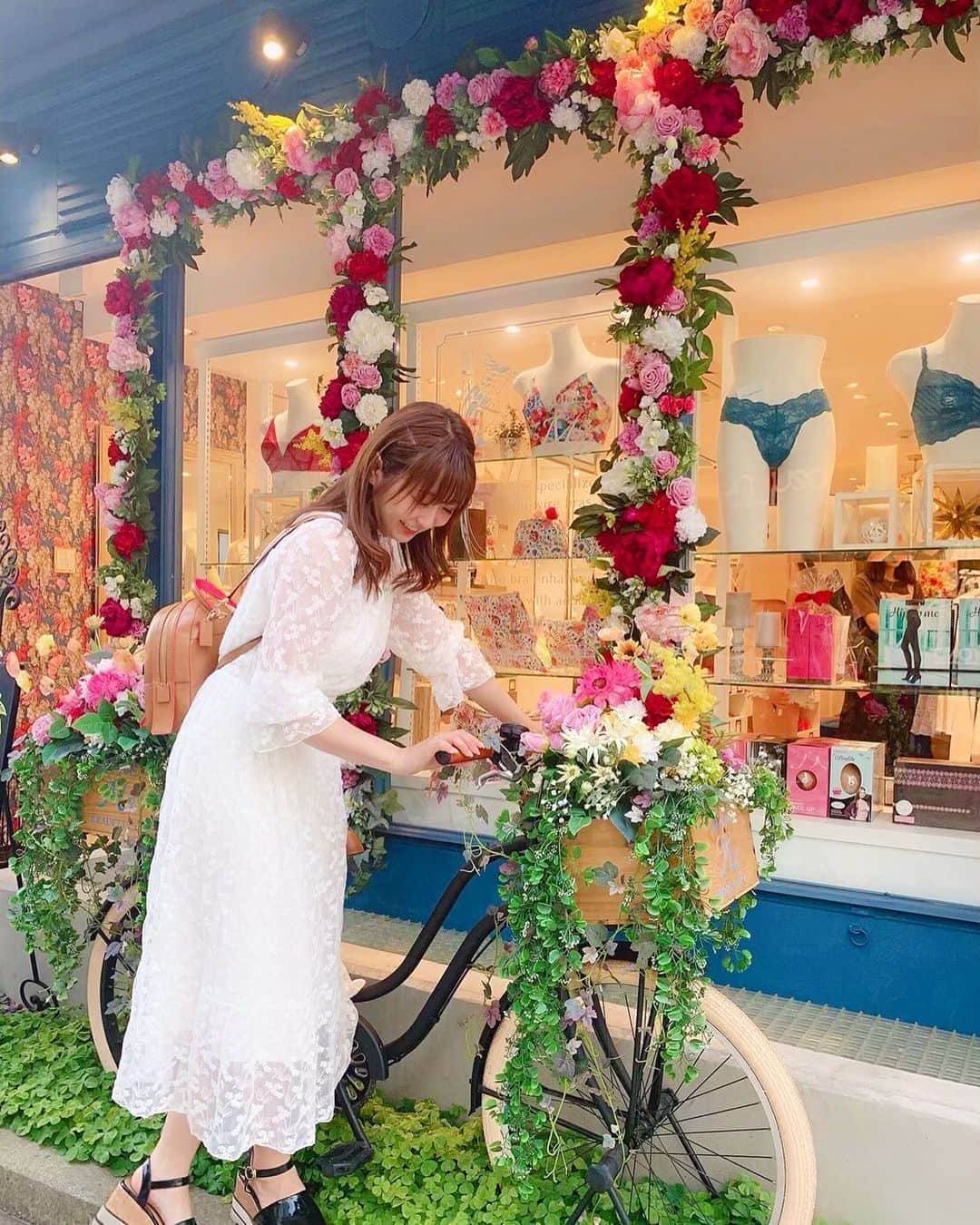 のインスタグラム：「お花の自転車🌸🌼 #人生bluetooth  いい方に走ってこーう！ . . #下着 屋さんの前 #原宿 #表参道  #japanesegirl #japan #tokyo #photospot #フォトスポット  #佐藤優樹  #followme #followforfollowback #followmeto」