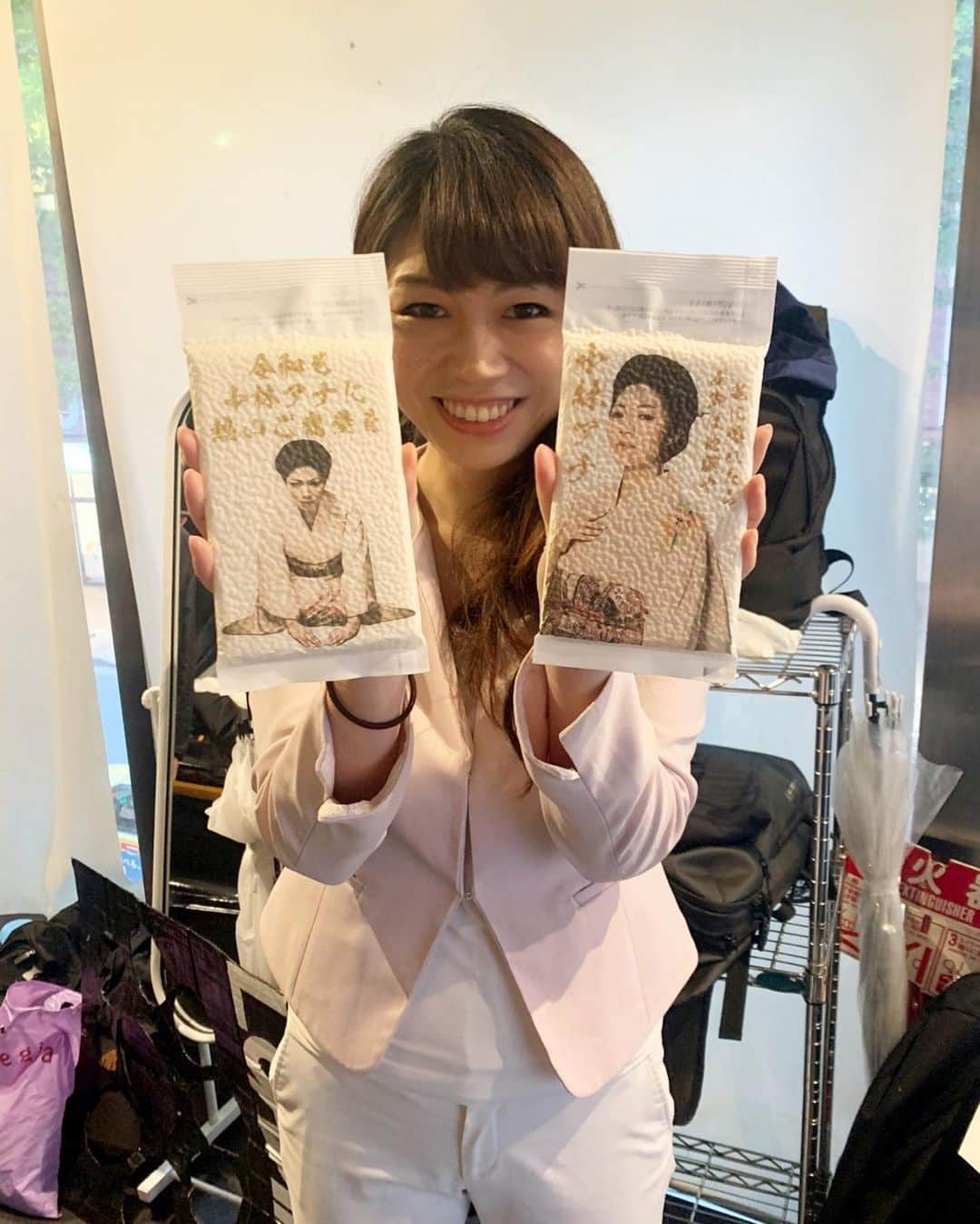 小林アナさんのインスタグラム写真 - (小林アナInstagram)「‪単独ライブ物販グッズ④‬ ‪「めでたい感じのお米（一合）」！！‬ ‪フライヤーのデザインに‬ ‪ステキな文字も入れていただきました！！こちらも激レア！‬ ‪ぜひ手に入れて下さい！‬」6月11日 21時30分 - genkobiribiri