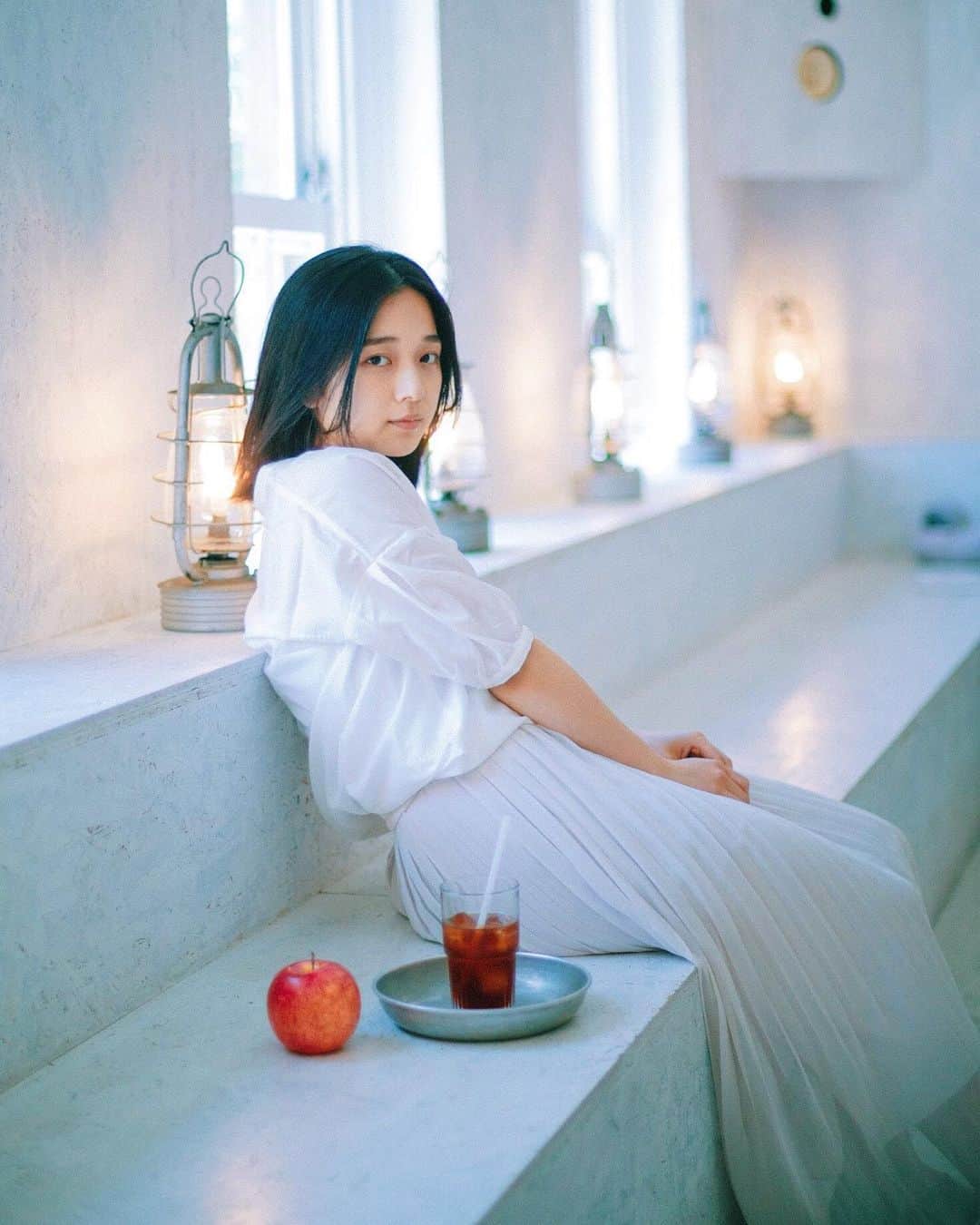 hiderin777のインスタグラム：「. . . . カフェ  in Kyoto 🌿 . . . . #りんごがーる  #contax  #distagon  #35mmf14  #carlzeiss」