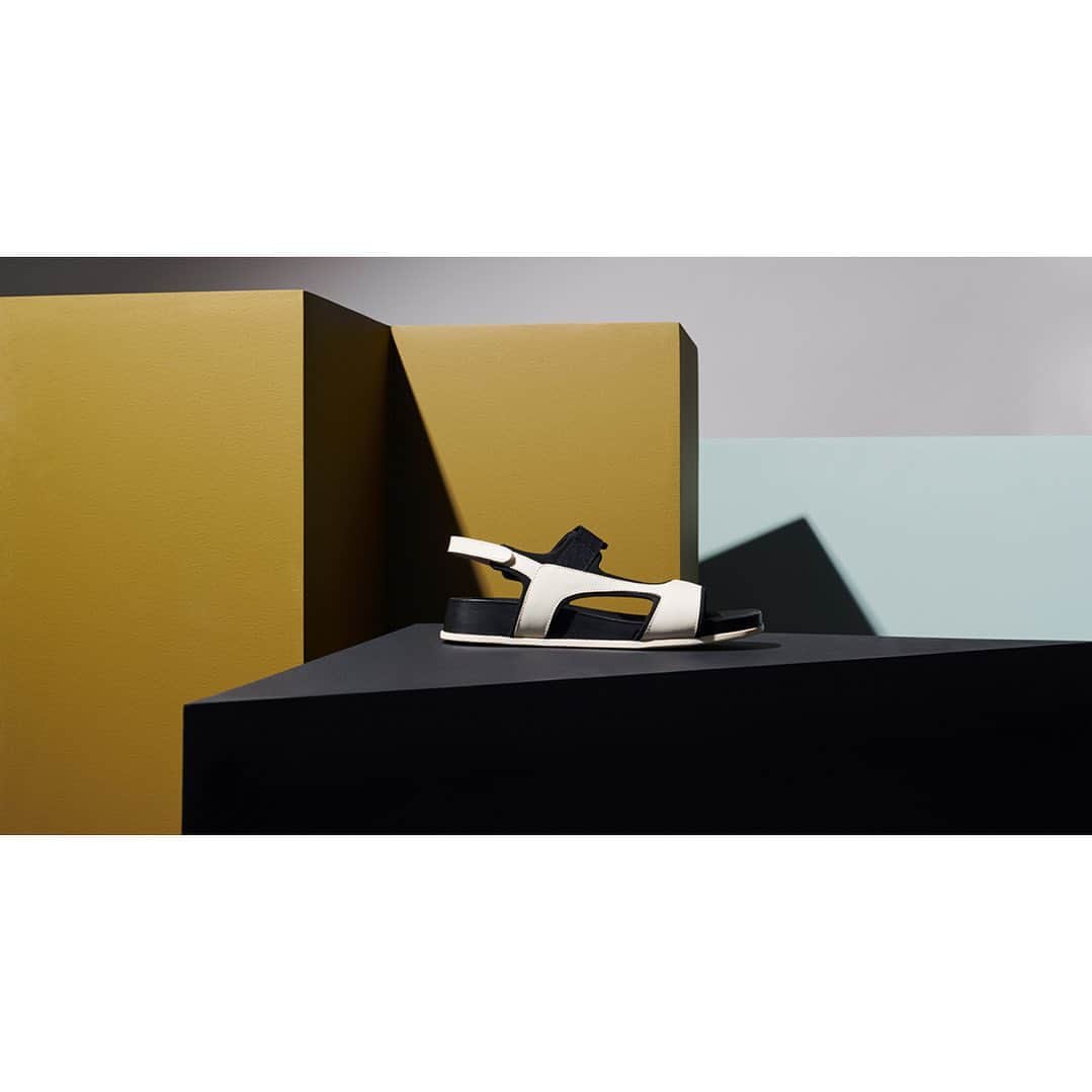 のインスタグラム：「Clean contrast in a streamlined summer silhouette. See more #ss2019 women’s styles like Atonik at Camper.com. #campershoes」