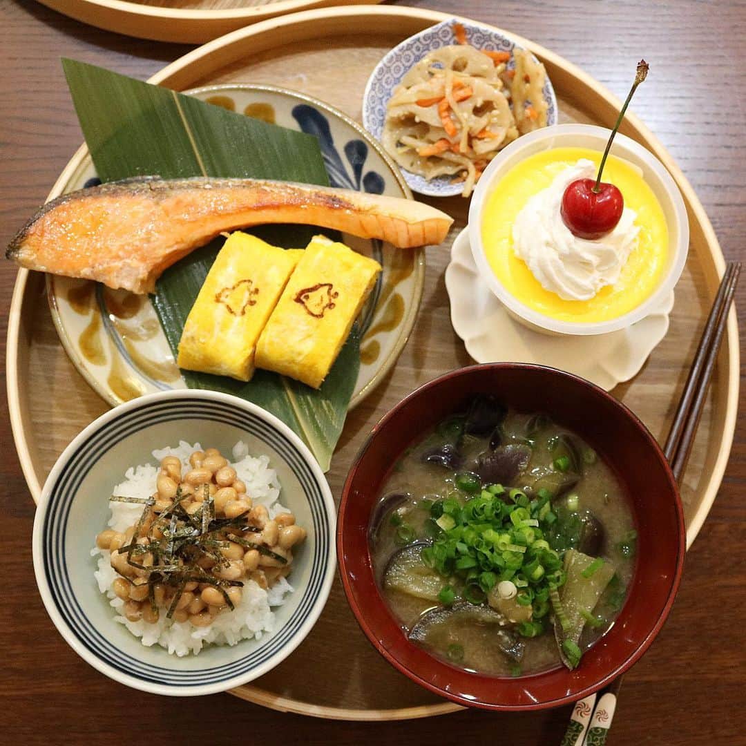ゆかり/yukariのインスタグラム：「夜ごはん 納豆ごはん、ナスとネギの味噌汁、プリン、きんぴら、塩鮭、玉子焼き * 子供たちから「今どこ？」と電話があり、「西友だよ。何が食べたい？」と聞くと「プリンとチョコレート」との返事。 聞いたことを後悔しつつ、プリンとチョコレートを買って帰った、愛という名の甘やかし。 * * * #おうちごはん #うちごはん #晩ごはん #夜ごはん #夕食 #料理 #手料理 #食卓 #自炊 #家庭料理 #料理好きな人と繋がりたい #暮らし #テーブルコーディネート #おうちごはんLover #food #japanesefood #foodpic #料理記録 #和食 #今日の晩御飯 #今日の夕食 #ていねいな暮らし #おうち和ごはん」