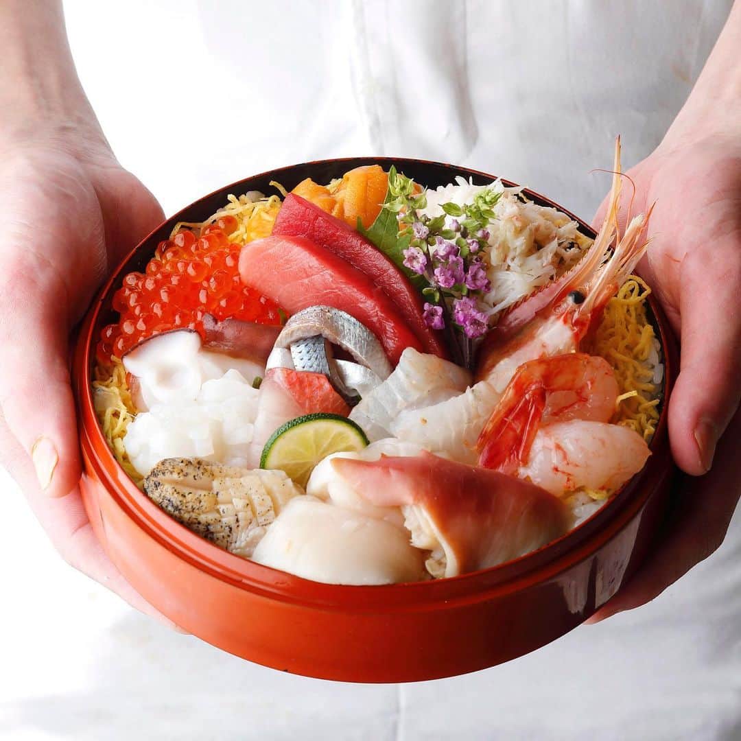 THE WESTIN TOKYO | ウェスティンホテル東京さんのインスタグラム写真 - (THE WESTIN TOKYO | ウェスティンホテル東京Instagram)「６月限定で全レストラン、バーで展開している「北海道美食の饗宴」🦀 日本料理「舞」では、旬の毛ガニ、鮑、キンキ、ハッカクなど、現地の目利きが選び抜いた特級の海の幸をはじめ、十勝牛や新鮮な野菜など北海道中から集めた豪華な食材を存分に味わえる夏の会席をご用意しました✨ 雲丹の食べ比べでは、その日入荷した 浜中 余市 利尻 礼文 根室 羅臼 稚内 噴火湾など産地で違う香りや甘みを愉しんでいただきます😋 入荷状況により幻の食材と言われている夢幻蟹、ブドウ海老、ゴジラ海老、大助、ケイジ、板ますがお目見えすることも。 また、いくら、牡丹海老、ホタテなど旬の海鮮を豪勢に盛り付けた特撰海鮮丼は、ランチでご提供します。「舞」でしか味わえない贅沢な夏の味覚をぜひご堪能ください。 詳細はプロフィールのリンク🔗より👉👉 ...... Visit Mai in June for an authentic Hokkaido culinary journey.🦀 Relish in Hokkaido’s top-notch ocean produce - from the premium seafood rice bowl topped with velvety sea urchin, glittering salmon roe and sweet botan shrimp, to our sumptuous full-course Kaiseki which features Tokachi beef and the freshest produce from the region😋  Learn more about our “Gastronomic Hokkaido” fair via our bio link 🔗and savor our take on the premium northern delicacies across our 8 restaurants and bars👉👉 ...... #ウェスティンホテル東京 #ウィスティンホテル #ウェスティン #ホテル #日本 #東京 #北海道 #海鮮 #鮨 #すし #海鮮丼 #刺身 #ホテルランチ #ホテルディナー #グルメ #ウェスティンルスツリゾート #ウェスティンルスツ #WestinTokyo #westinhotel #thewestintokyo #westin #hokkaido #seafood #sushi #sashimi #hotel #tokyo #dinner #lunch #WestinRusutsu」6月11日 21時29分 - westintokyo