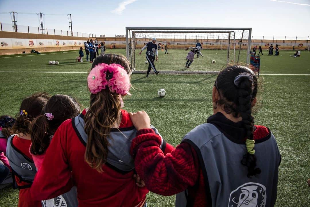 ルモンドさんのインスタグラム写真 - (ルモンドInstagram)「1 : Haneen Al-Khateeb parcourt la Jordanie, ballons sous le bras. Alors que le sport est une matière négligée pour les filles en milieu scolaire, son association, Madrasati, s’attache à leur donner l’opportunité de s’essayer au football, au basket, au handball. 2 : Haneen et sa meilleure amie Yasmeen se rendent régulièrement au camp de réfugiés de Zaatari, au nord de la Jordanie. Le football intervient par ailleurs comme un important outil de lutte contre les mariages précoces. 3 : Haneen et Yasemine jouent dans une équipe mixte. Les garçons ont intégré le groupe car il n'y avait pas assez de joueuses. La mixité est normale pour ce groupe qui vient surtout ici « pour s’amuser et se défouler ». 4 : « Je n’ai eu le droit à rien. Pas de sport ni de loisir. J’ai voulu donner à ma fille ce dont je n’ai pas bénéficié», se souvient Marwa, la mère de Yasmeen. Mazen, son père, la pousse à s’entrainer. « Au début, les garçons la rejetaient. Elle n’était pas censée jouer avec eux… mais elle a montré qu’elle en était capable. Je lui ai dit de perséverer. Elle devait y aller », se souvient-il. C’est avec fierté qu’il voit sa fille intégrer un club. - Images extraites de la série « What the foot ? ! », ce premier épisode, sur les cinq à paraître, rend compte de l’évolution de la société jordanienne quant à la pratique du football par les femmes. Fidèle à sa vision humaniste, le collectif brosse autant les obstacles qui se dressent devant ces joueuses que les espoirs qu’elles nourrissent. - Photos : Johanna de Tessieres (@johannadetessieres) - Texte : Valentine Van Vyve. - #Football #FIFAWWC」6月11日 21時40分 - lemondefr