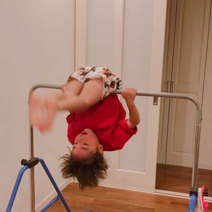かなのインスタグラム：「． #りーくんの成長記録 これ見るたびに泣きそうになるやつ😢🙏🏻 実はとっても頑張り屋さん。 ． 2枚目の動画はまだズリバイからハイハイになりそうな？そんな時の🥰#可愛い パパこんな頃からスパルタだったのね🤣 アンナの応援も愛おしすぎ😭📣そこは今も変わらず❤︎ ． ． #それにしても動画画質悪い😭 #鉄棒#逆上がり#10回#連続逆上がり#練習中#空中逆上がり#息子#4歳#成長」