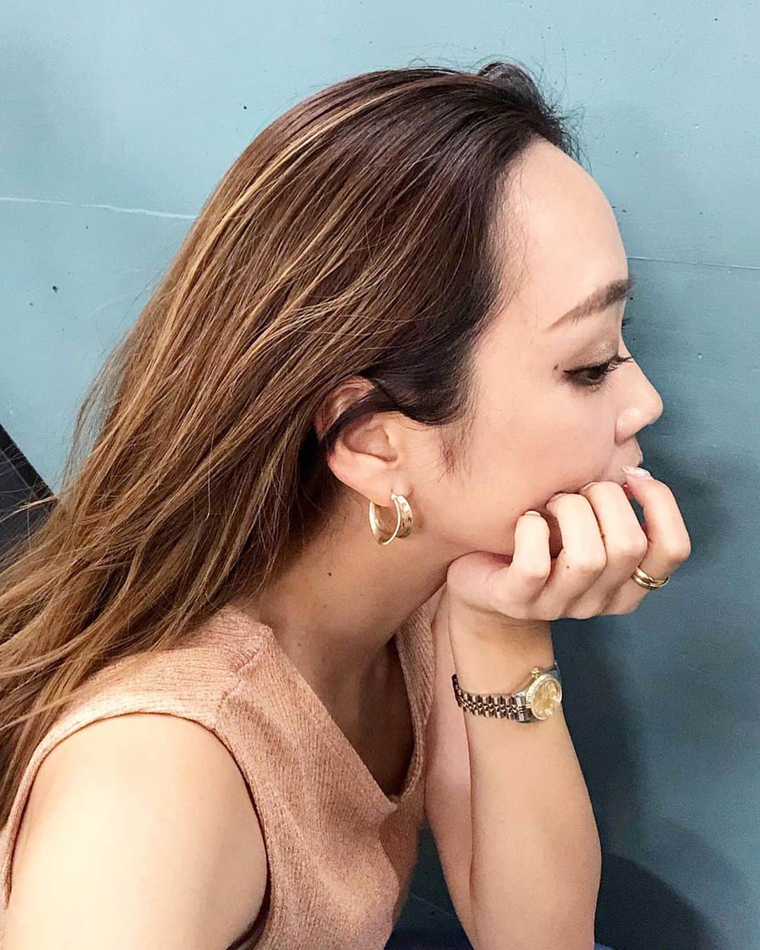 石田美奈子のインスタグラム：「𝔸𝕔𝕔𝕖𝕤𝕠𝕣𝕚𝕖𝕤. . #アクセサリー はしっかりつける派☺︎ 元々ゴールドが好きなのですが、#シルバーアクセ の流行りに乗っかってシルバーも取り入れてみたり。 最近は色を気にせずMIXさせることが多いです。 . この#ピアス は仲良しのありか @arika_imura のブランド、 @pua_official のもの✨ 洋服に合わせやすいデザインでかなり使える♡ #フープピアス 大好き。 マットなゴールドが可愛い‼︎ . 👗→ #minako_fashion . #fashion #outfit #ootd #夏コーデ #165cm」
