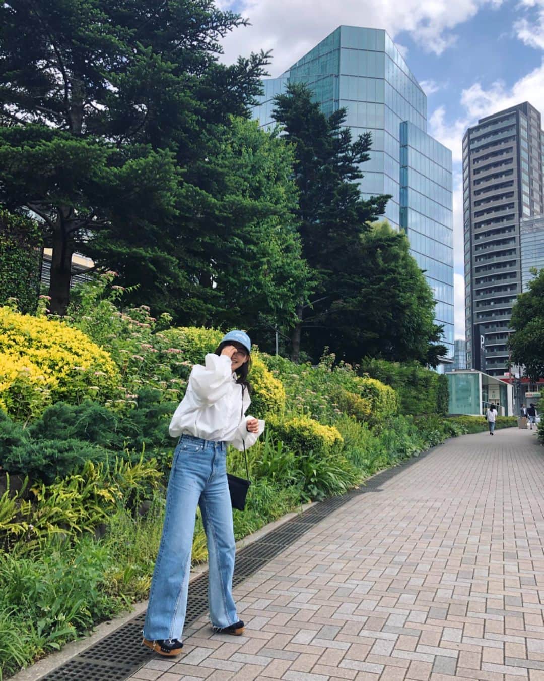 大西沙紀のインスタグラム：「@ant__official の白シャツとデニムでお出かけしてきました。 お友達のありちゃん @i_am_arinko がデザインしてるブランドで、本当に可愛くてかっこ良くてお気に入りです。特にデニムは履きやすいから、本当に毎日履きたくなります。オススメしてもらって良かった！  #antjeans #ant」