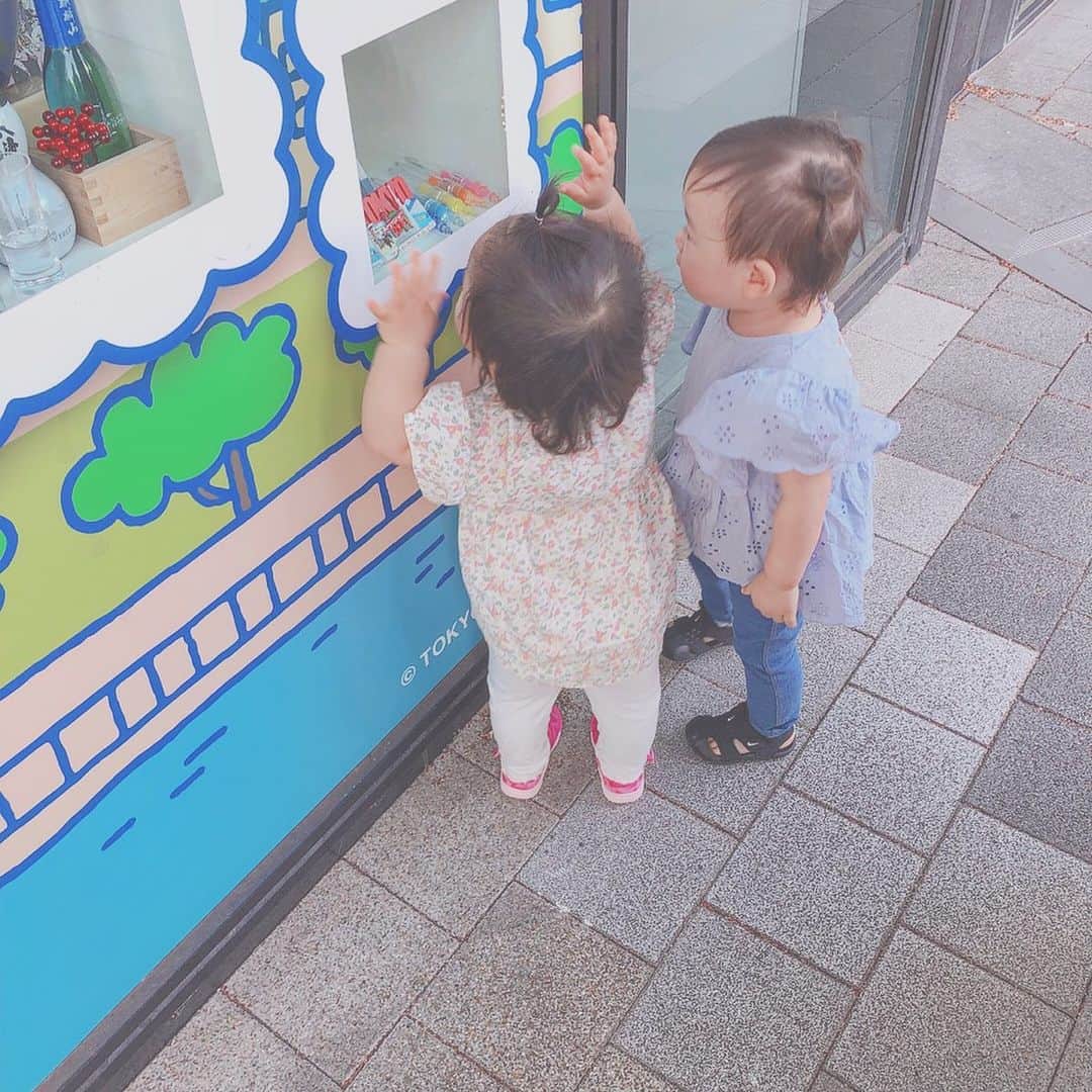 小林まな美のインスタグラム：「* いつかのお友達と☺︎ * * コレいいわねー💓 * わーん😭 私たちには買えそうにないわ😣 * とりあえず アイスでも食べましょ😋🍨 * * * #ガールズ#1歳#女の子 #可愛い#お散歩 #これから楽しみ」