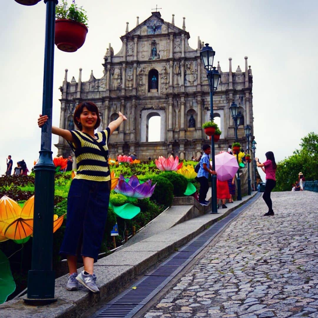 新田朝子さんのインスタグラム写真 - (新田朝子Instagram)「香港よりも南国感が強く、じりじりとした日差しが降り注ぐマカオを休み休み観光しました♬半日でも主要な観光地を巡ることができるコンパクトな街。 . セナド広場は、ポルトガル統治時代の名残りを残す石畳に、パステルカラーの建物とやっぱり欧風❣️ . #マカオ #観光スポット #町歩き #セナド広場 #世界遺産 #聖ポール天主堂跡 #聖ドミニコ協会 #日帰り旅行 #旅行好きな人と繋がりたい #macau #senado #dailytrip  #travelphotography」6月11日 21時57分 - asako.nitta