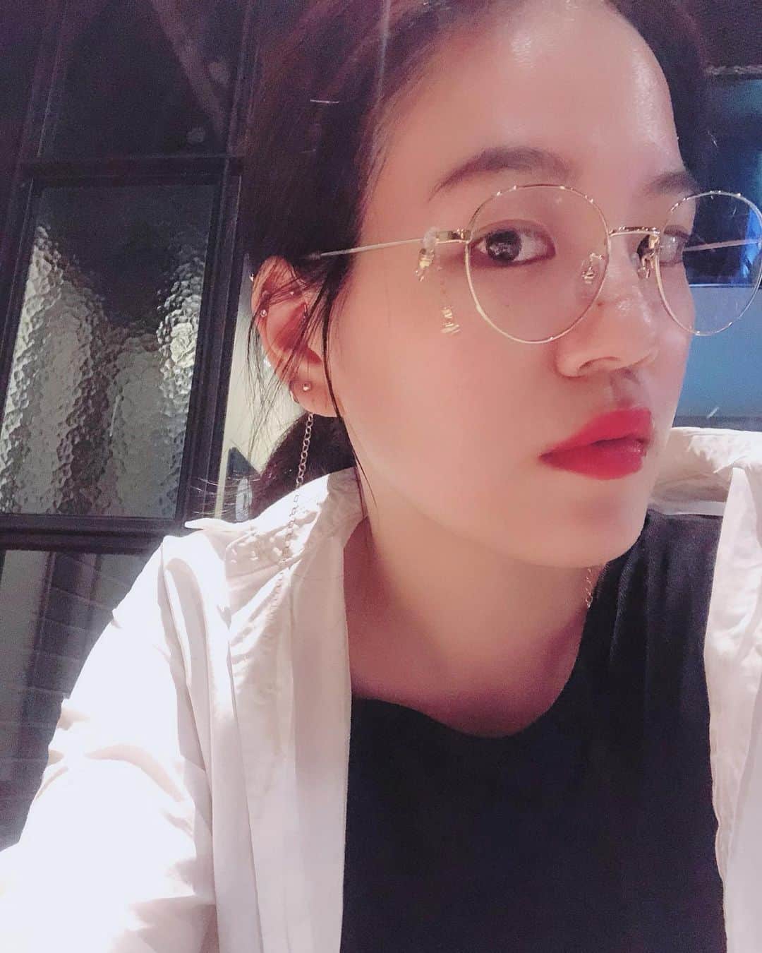 のインスタグラム：「#nasupのきぶん  韓国では、ライブ以外に 美容クリニックにいったりピアスあけたりしました💕 クリニックは、韓国人のお友達が働いてるところにいってみました！ @jewelrypsjp  日本人沢山くるよーっていってたのと 日本語ペラペラだから、相談しやすいと思うー！ しかもカロスキルの駅前で立地がよすぎた🦋 わたしは、皮膚管理メインでいきたいから 次はレーザーやりたい、色々美意識あげていきたい🌼 #ジュエリー美容外科 . ピアスはホンデにあるチェーン店で、 あのダンスしてる広場？の近くにあったとこであけました！ 多分いったら分かると思う、入ったら秒で開けてくれた😂 軟骨あけるなら今日は何時に来てね、みたいな感じで 開ける人が決まってるらしい、マッチョのにーさん上手だった！💪 ピアスは、開けたのはにーさんが選んだやつにまかせたw 他の細かいのは昔からつけてるんだけど、 韓国のピアスショップで買ったもの、星とか！ 荒れないやつはこれだよっていわれたもの😂」