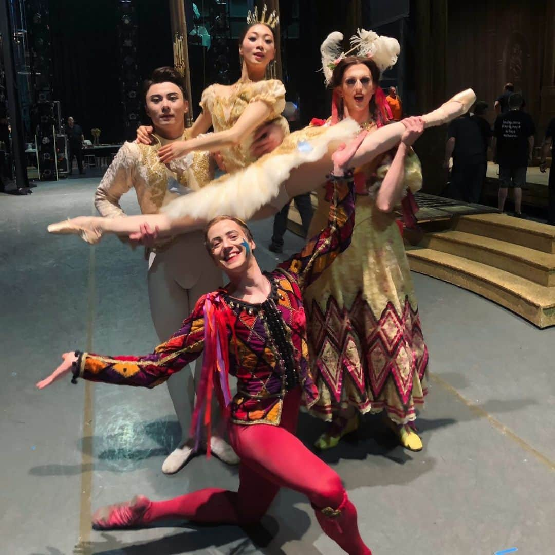 倉永美沙さんのインスタグラム写真 - (倉永美沙Instagram)「Happy tutu Tuesday! This is how I ended my last Cinderella with all my loves 😝And my face 😲 @mj_slattery @junxiong_zhao @isakiba88  最後のシンデレラの後の一枚  #tututuesday #ballet #ballerina #ballerinalife #happy #happiness #dance #art #幸せ #バレエ #バレリーナ #rehearsal #travellife #work」6月11日 21時55分 - misakuranaga