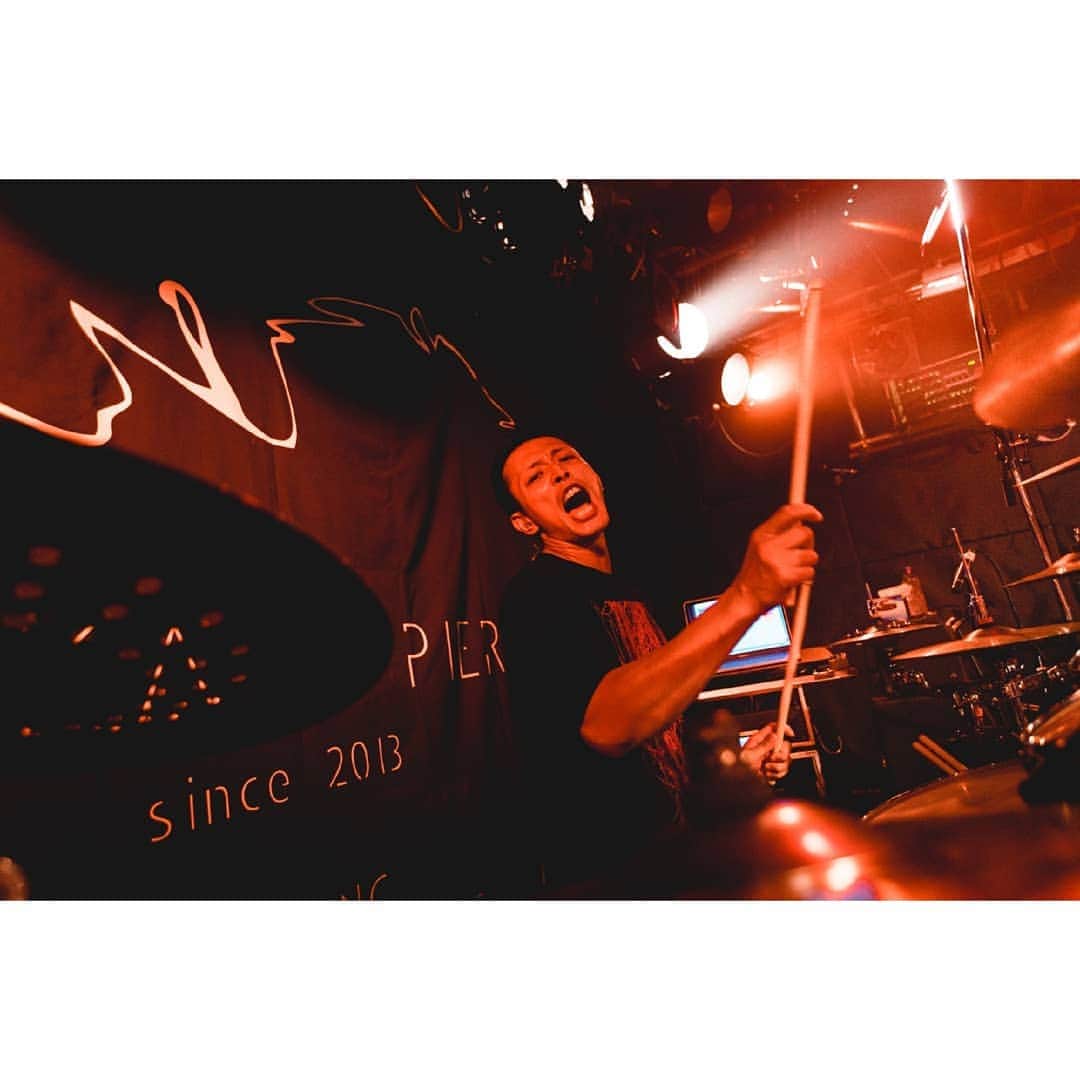 西尾健太さんのインスタグラム写真 - (西尾健太Instagram)「『LIVE - RATION 2019』 ～奮い立たせてなんぼでしょ～  仙台!! ニガミ17才との対バンファイナル  1日目でグルーヴ高まった中での2日目。 かなり熱い夜になりました！！ photo...【@kawado_photo】  #感覚ピエロ #感エロ #drummer #drums #ドラム #peal #pealdrums #パール #live #livehouse #ライブ #ライブハウス#athlete #adventurer #training #muscletraining #筋トレ #筋トレ男子」6月11日 21時56分 - nishio.kenta