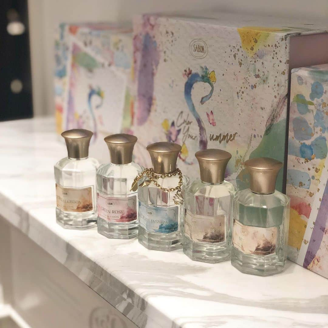 VOCE編集部さんのインスタグラム写真 - (VOCE編集部Instagram)「SABONで人気の香りがフレグランスになった“EAU DE SABON”の発売を記念し、期間限定のポップアップストアが中目黒にあるSABONのコンセプトショップで開催中💐✨﻿ ﻿ 来場は無料。「運命の香り」に出会えるSALON boothや、オー ドゥ サボンへの刻印サービスなど、ここでしか体験できないコンテンツが盛りだくさん！﻿ ﻿ 事前予約制で、VOCEでもお馴染みのファッション&占いエディターの青木良文さんや美容家の石井美保さんなど、スペシャルなゲストによるトークショーも👏予約は明日から開始だそうですよ😉﻿ ﻿ ぜひ期間中に足を運んでみて❣️﻿ ﻿ EAU de SABON POP-UP STORE﻿ “MY SALON”﻿ 期間:〜7/28﻿ 住所:東京都目黒区上目黒１丁目17-3﻿ 時間: 11:00〜20:00﻿ ﻿ オー ドゥ サボン﻿ 全5種 80ml ¥6296 ﻿ ﻿ #sabon香りペアリング #sabonmysalon ﻿#サボン #オードゥサボン #運命の香り #香水 #フレグランス #香水好きな人と繋がりたい  #石井美保 #占い #ポップアップストア #ポップアップショップ #新作コスメ #新作コスメ2019 #コスメレポ #コスメ紹介 #期間限定ショップ #VOCE #ヴォーチェ #イベント情報 #スペシャルゲスト」6月11日 22時05分 - vocemagazine