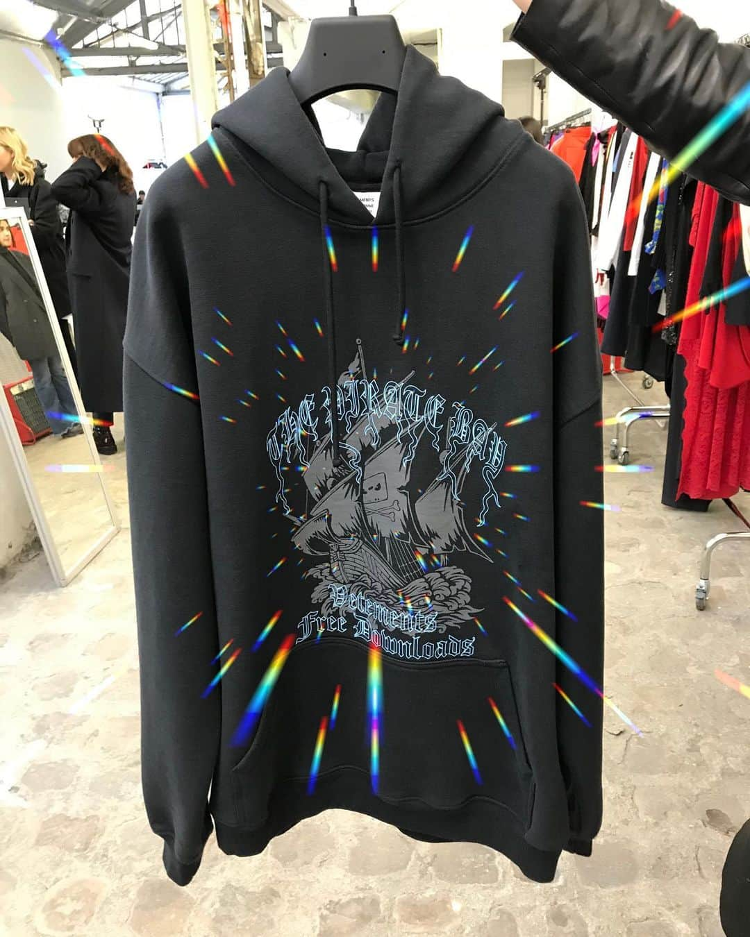 ヴェトモンさんのインスタグラム写真 - (ヴェトモンInstagram)「VETEMENTS UNISEX “PIRATE” HOODIE - SURPRISE DROP NOW LIVE www.vetementswebsite.com」6月11日 22時06分 - vetements_official