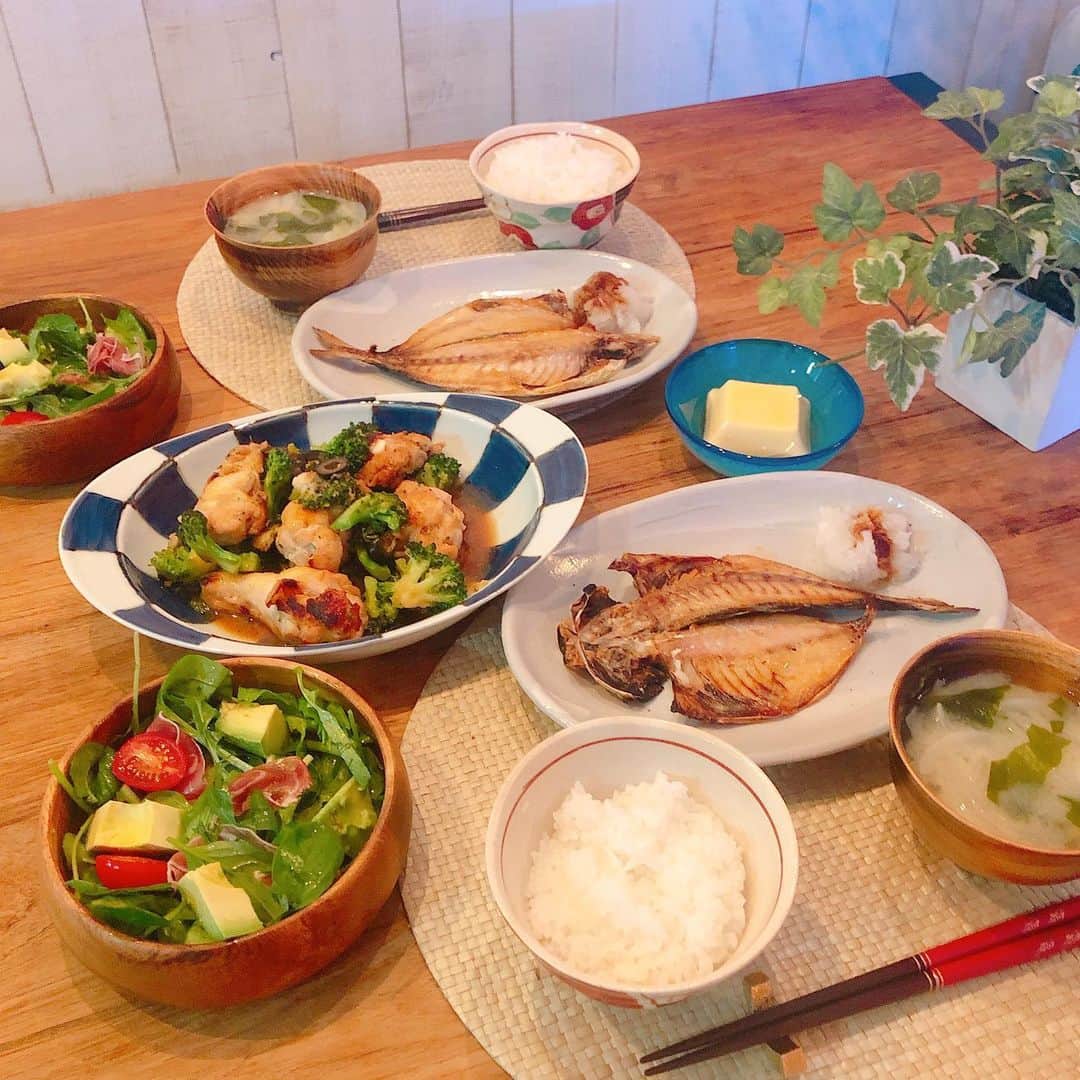 長谷川朋美さんのインスタグラム写真 - (長谷川朋美Instagram)「我が家の基本はご飯＋#味噌汁 外食も多いので家ではバランス調整がテーマ。 野菜や海藻多めで、タンパク質は必ず お肉と魚、大体どちらも😂←リクエスト。 ・ 料理を楽しんでできる時間と心の余裕を 手に入れるのが切実な願い。 今はルーティンでこなすになってしまう日が 多々あり手抜き気味💦 ・ #ワークライフバランス #worklifebalance #お家ごはん #ヘルシーごはん #自炊 #料理 #cooking #葉山ライフ #hayamalife」6月11日 21時59分 - hasegawa.elena.tomomi
