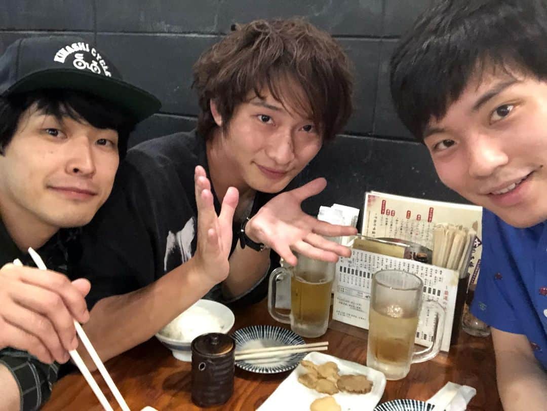 のインスタグラム：「ココロオークションの大野さん、バーンアウトシンドロームズの石川さんと干物食べまちた。  #ココロオークション  #burnoutsyndromes  #いなかのくるま」