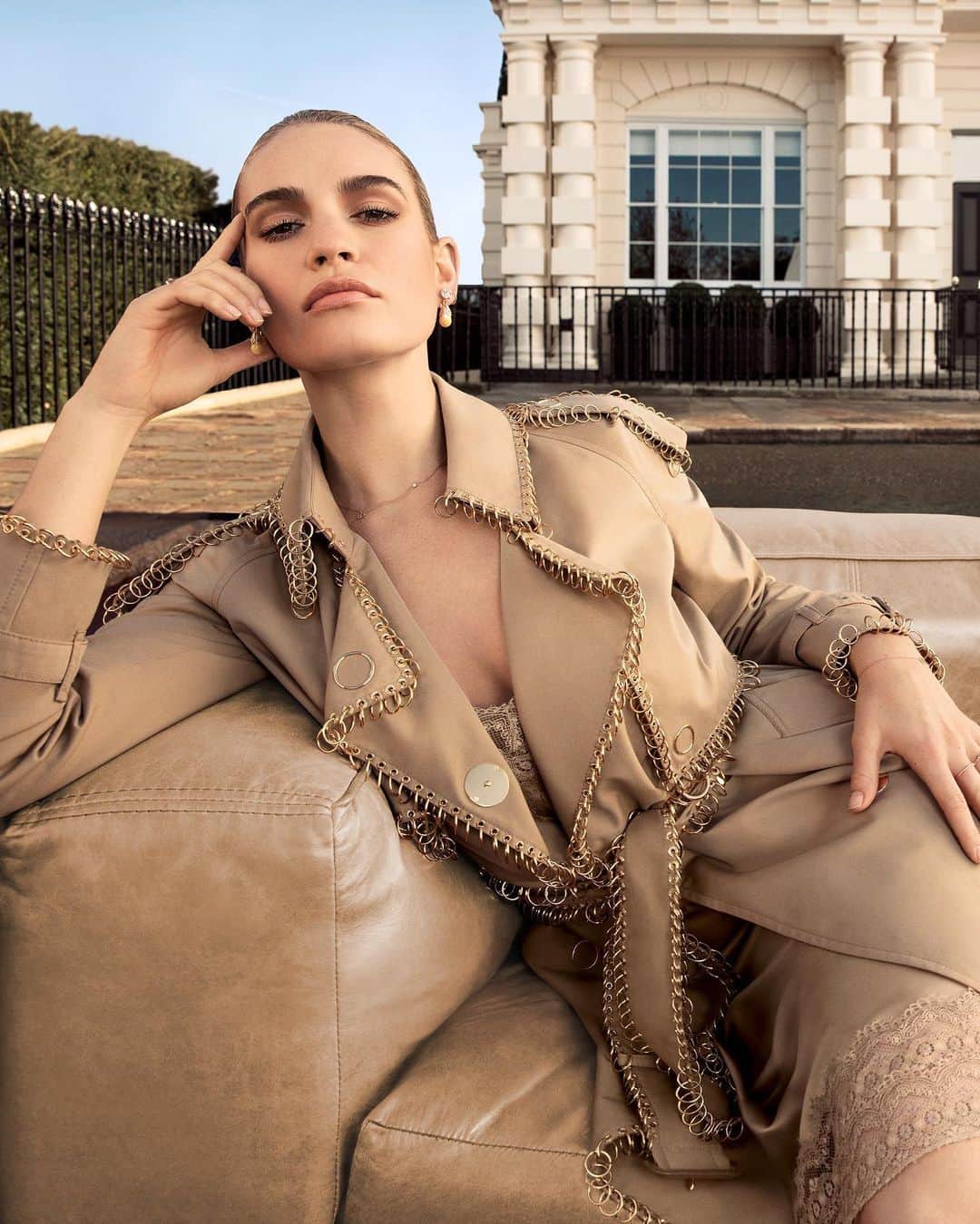 Burberryさんのインスタグラム写真 - (BurberryInstagram)「#MyBurberry – an iconic fragrance . The first @BurberryBeauty campaign for the house under Chief Creative Officer #RiccardoTisci. Starring #LilyJames captured in London by #Inezandvinoodh, styled in the #Kingdom runway collection . #BurberrySpringSummer19 #BurberryBeauty」6月11日 22時00分 - burberry