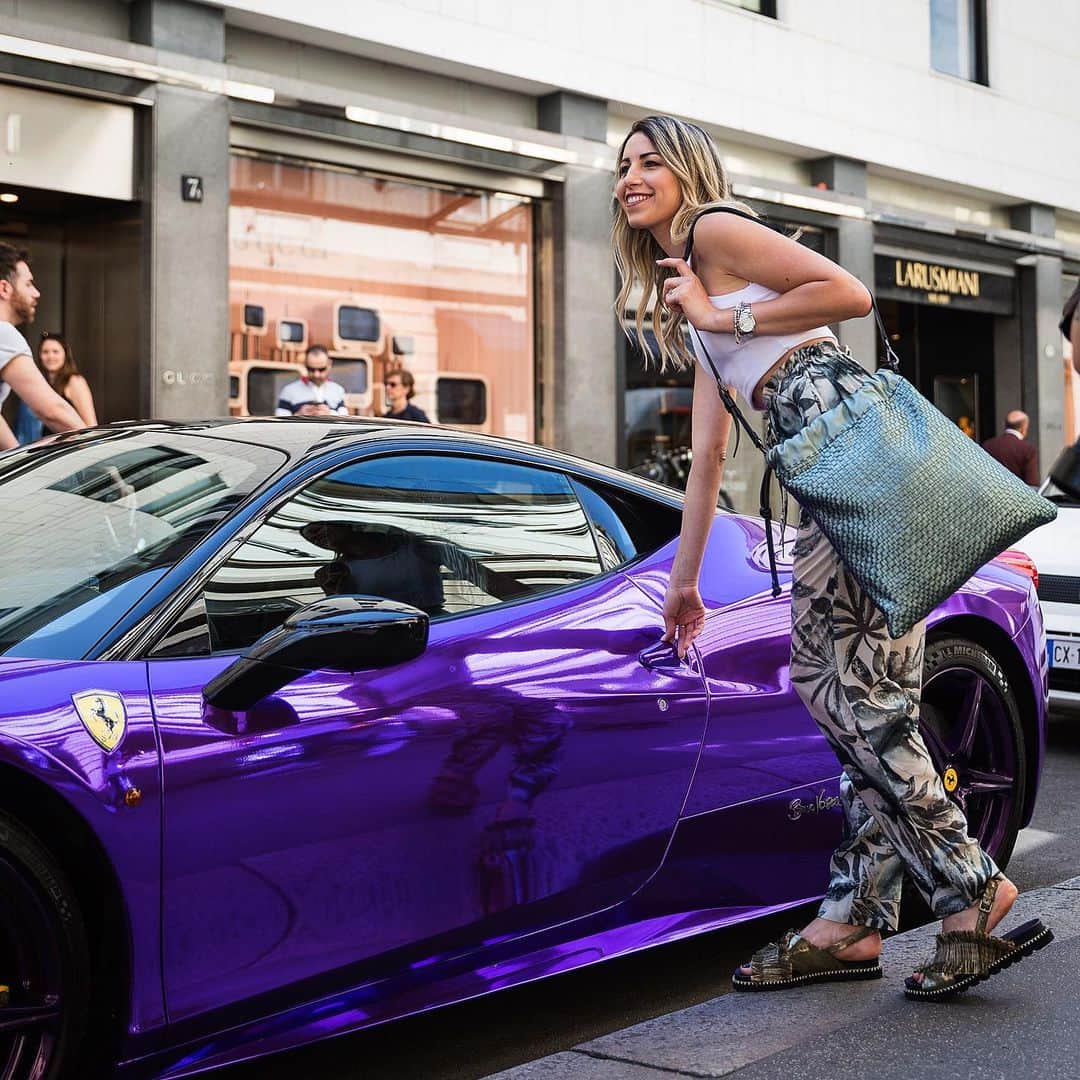 エンリーベグリンのインスタグラム：「Good, better, best. Never let it rest. 'Til your good is better and your better is best. St. Jerome.  #henrybeguelin#citylife#ferrari#car#sacchetto#woven#bag#lime#juta#sandal#vegetaltannedleather#accessories#」