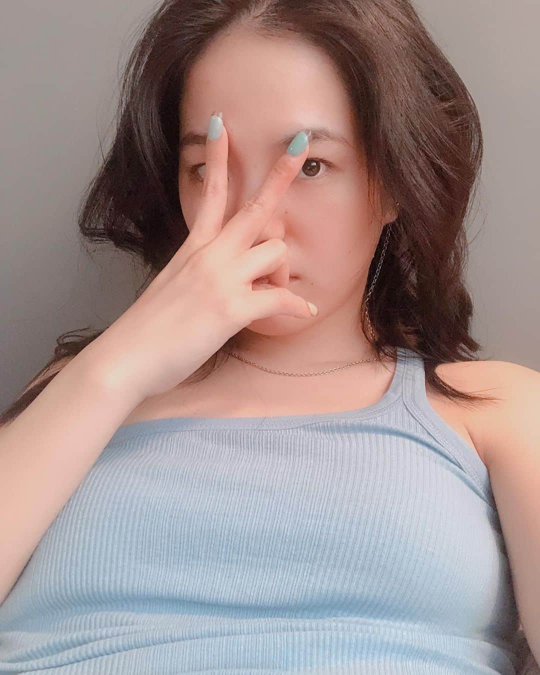 のインスタグラム：「これを一枚できれるように なりたい😇 今このピアスがお気に入り😍 神宮さんにやってもらったネイルが、 IZ*ONEカラーみたいで最高 #nasupのきぶん」