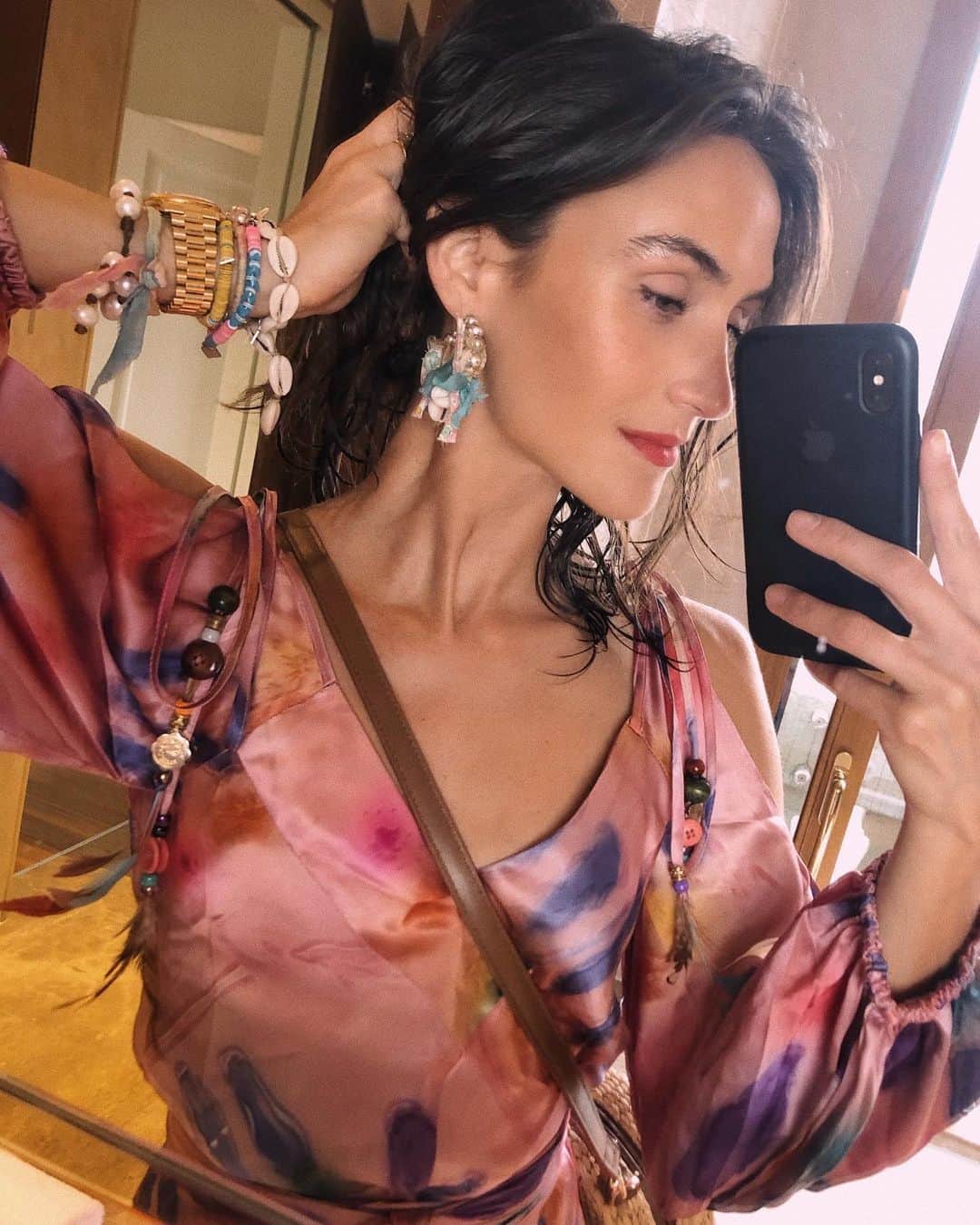 ダニジョーのインスタグラム：「@danielleasnyder’s favorite vacation hoops are on #sale 🤫 Tap to Shop #dannijogirls」