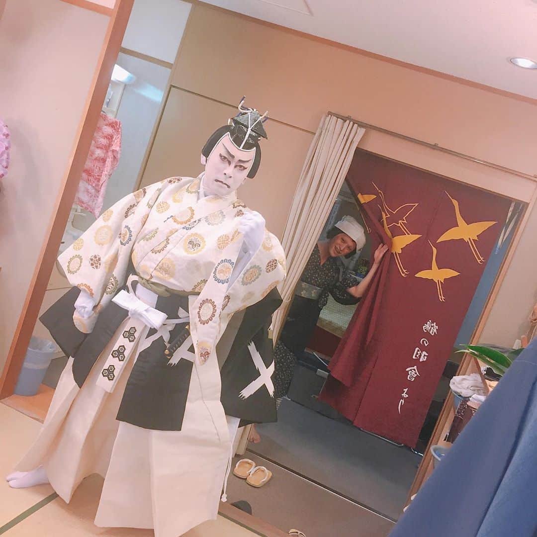坂東亀三郎さんのインスタグラム写真 - (坂東亀三郎Instagram)「Instagramを始めた尾上緑さんとツーショット？！ @onoe_midori のフォローをよろしくお願い致します。 お弟子さん達のSNSって視点が独特だったりするので楽しいし、彼等がいないと歌舞伎は成り立たない訳で、全てを見ている訳ではないがタメにもなる。 こうやって歌舞伎が広がり身近になったら嬉しいのでよろしくお願い致します。 . . . #尾上緑 #歌舞伎 #音羽屋 #歌舞伎役者 #彦三郎 #坂東彦三郎 #九代目 #歌舞伎部 #otowayabando コメントはお気軽に📝  ってか誰かに頼まれないと扮装した姿をSNSにupしないからめっちゃ貴重な写真かも。(倅との写真は別ね。)」6月11日 22時07分 - otowayabando