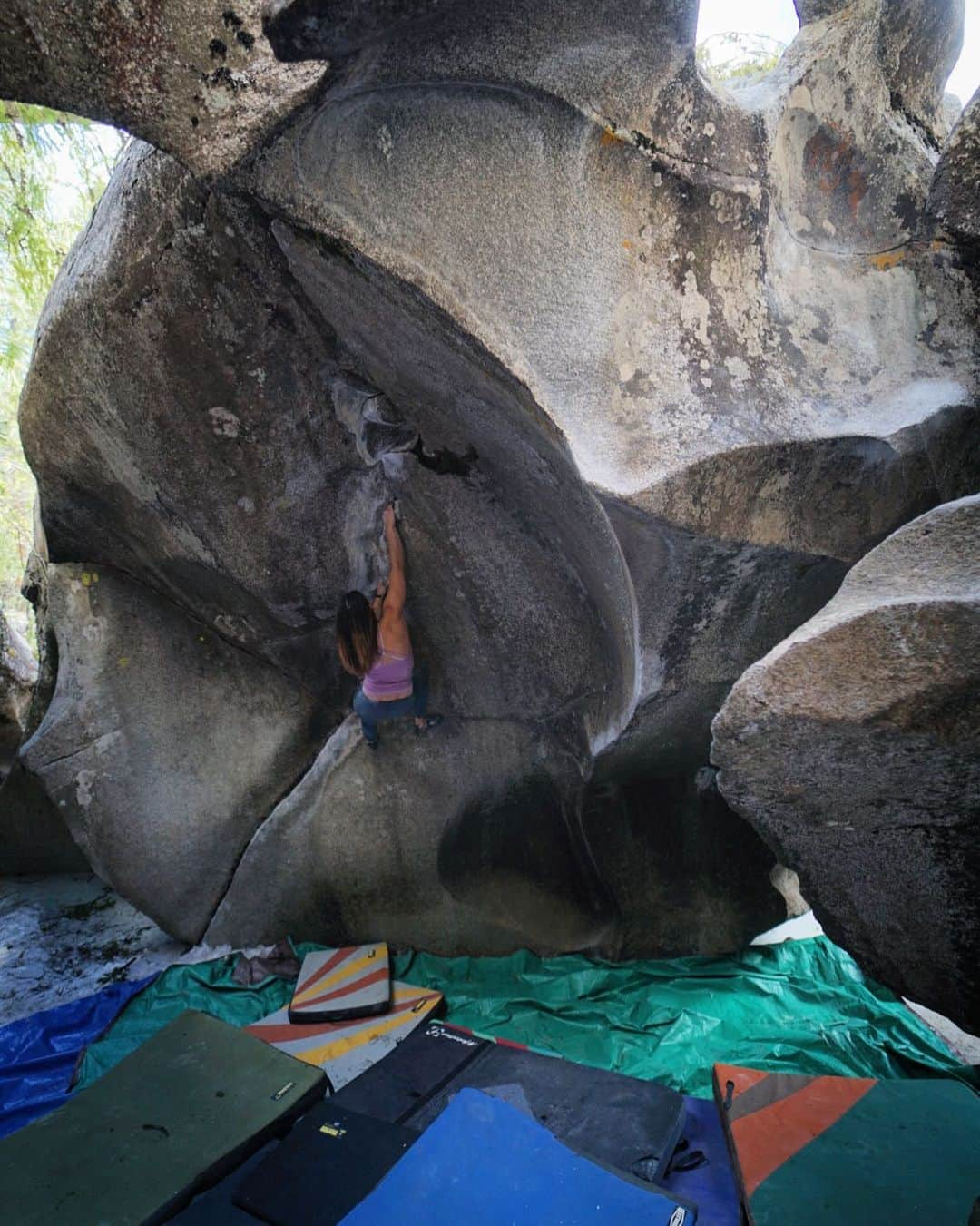 Alexis Mascarenasのインスタグラム：「Vampire-Independence Pass 💕 for the first time there was enough ice for me to climb in the ice caves 🙌 thankful for strangers that make you go 1 more time before pulling their pads! 📸 @a.geiman  #lastgosendgo #whalestail #ice #coloradobouldering #highballs #trad #organicclimbing #frictionlabs #summer2019 #alpineseason」