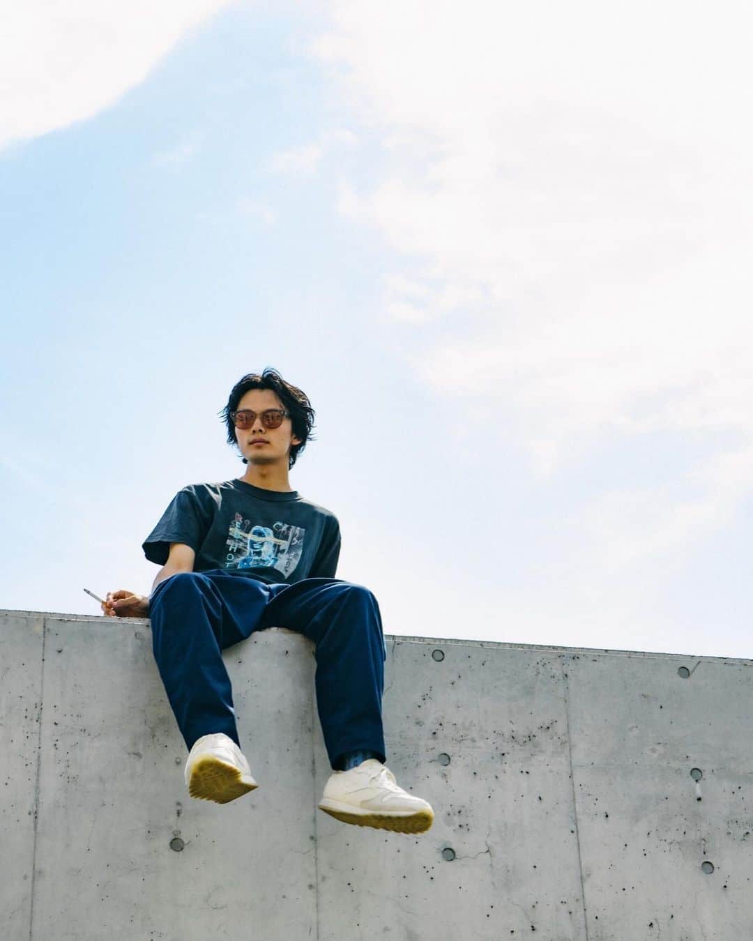 のインスタグラム：「誰かの否定的経験の中だけで 生きたくない。﻿ 自分でやってみなきゃわからんじゃん。﻿ それでも何かと経験で語られると﻿ 説得力があるように思えて﻿ やりたいのに動けない人って多いんじゃないの？﻿ 自分もそのうちの1人だけど﻿ ぶち破ってこうぜ精一杯。﻿ 仮に周りから見れば失敗でも﻿ あなたにとっては成功で、それは最高な経験だ✌︎」